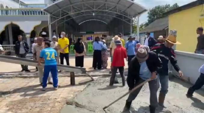 ส.ส.พิบูลย์ รัชกิจประการ ลงพื้นที่สนับสนุนเทพื้นมัสยิดมะห์มูเดี๊ยะเจ๊ะบิลัง ต.เจ๊ะบิลัง อ.เมืองสตูล จ.สตูล