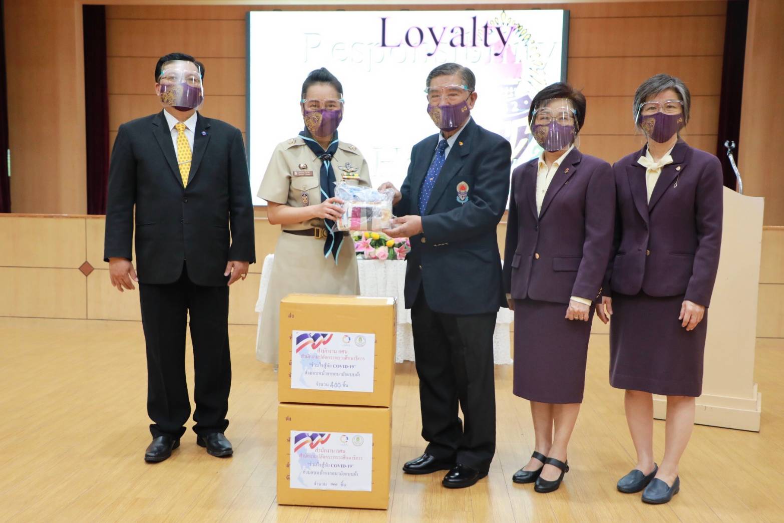 รมช.กนกวรรณ ตรวจเยี่ยม รร.กรุงเทพคริสเตียนฯ เปิดเทอมวันแรก พร้อมได้ประสาน รพ.สต.-อสม.หนุนจุดคัดกรอง-หน้ากากอนามัยแก่เด็กไทยอย่างเพียงพอ