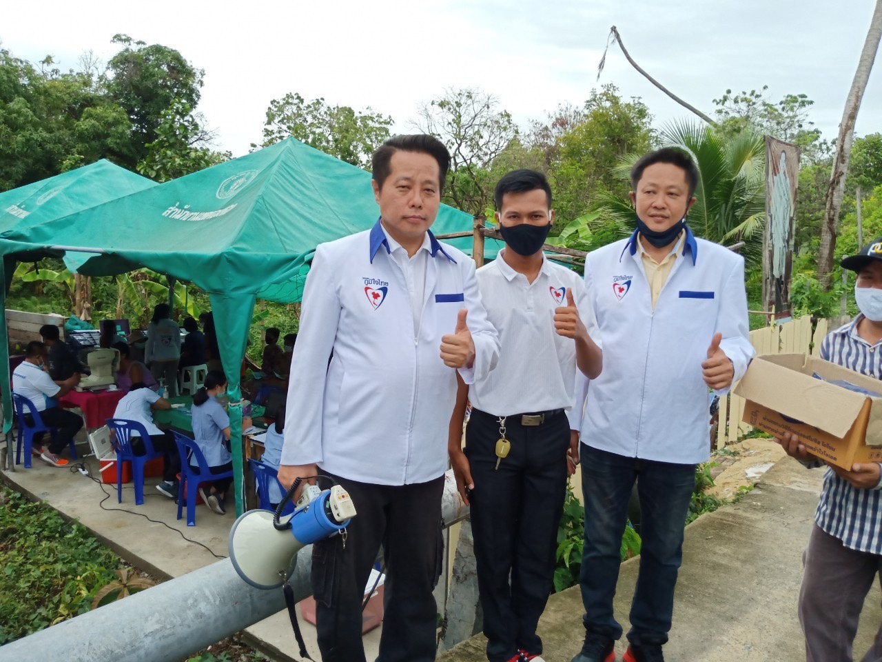 "ส.ส.โชติพิพัฒน์" ห่วงใยประชาชน ลงพื้นที่บริการออกหน่วยแพทย์เคลื่อนที่ วัดสายตาประกอบแว่นบริเวณขุมชนสามง่ามพัฒนา เขตจอมทอง