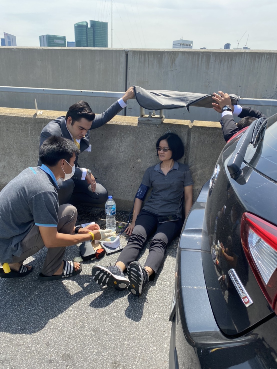 "ส.ส.เจเศรษฐ์" ช่วยเหลือหญิงสาวมีอาการหัวใจเต้นเร็วบนทางด่วนระหว่างเดินทางไปประชุมร่วมรัฐสภา