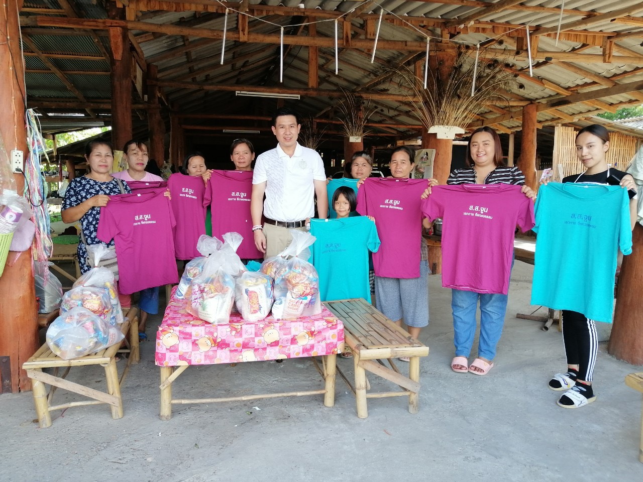 “ส.ส.เอกการ” ห่วงใย ใส่ใจประชาชน” มอบถุงปันสุข เพื่อบรรเทาความเดือดร้อนในช่วงโควิด-19 ณ ต.ร้องกวาง อ.ร้องกวาง จ.แพร่