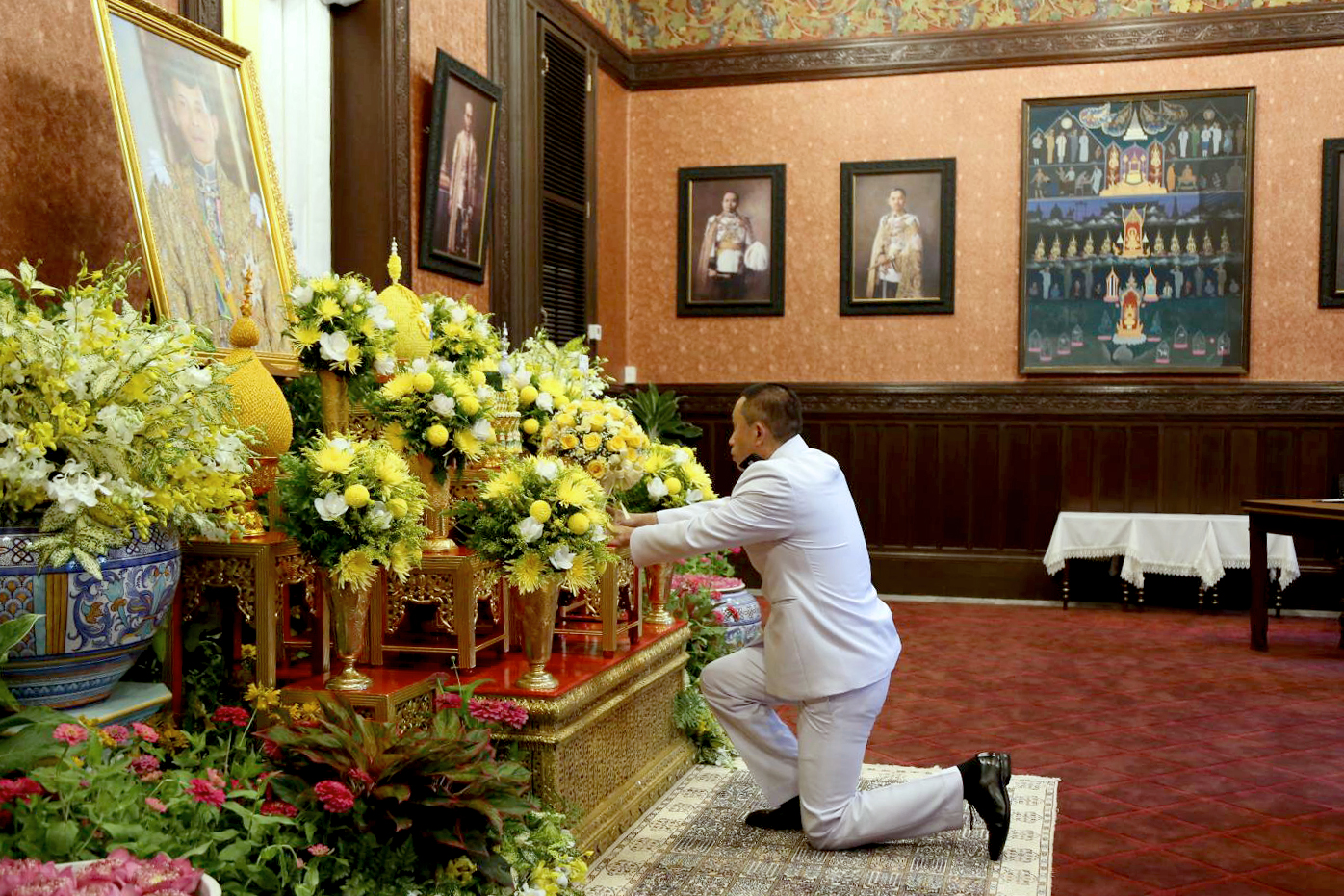 “รมว.คมนาคม" ทูลเกล้าฯ ถวายแจกันดอกไม้ หน้าพระบรมฉายาลักษณ์ พระบาทสมเด็จพระเจ้าอยู่หัว-ลงนามถวายพระพร เนื่องในโอกาส วันเฉลิมพระชนมพรรษา ฯ