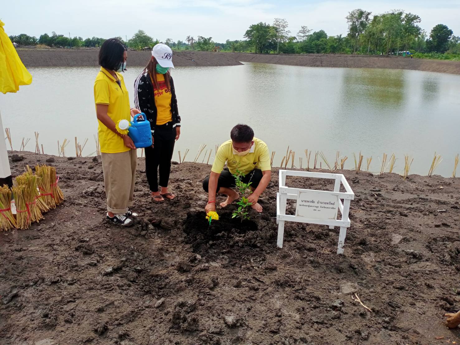 ‘ส.ส.พรชัย’ ร่วมกิจกรรมโครงการปลูกหญ้าแฝก ปลูกต้นไม้มีค่า เพื่อเฉลิมพระเกียรติเนื่องในโอกาสวันเฉลิมพระชนมพรรษาพระบาทสมเด็จพระเจ้าอยู่หัว