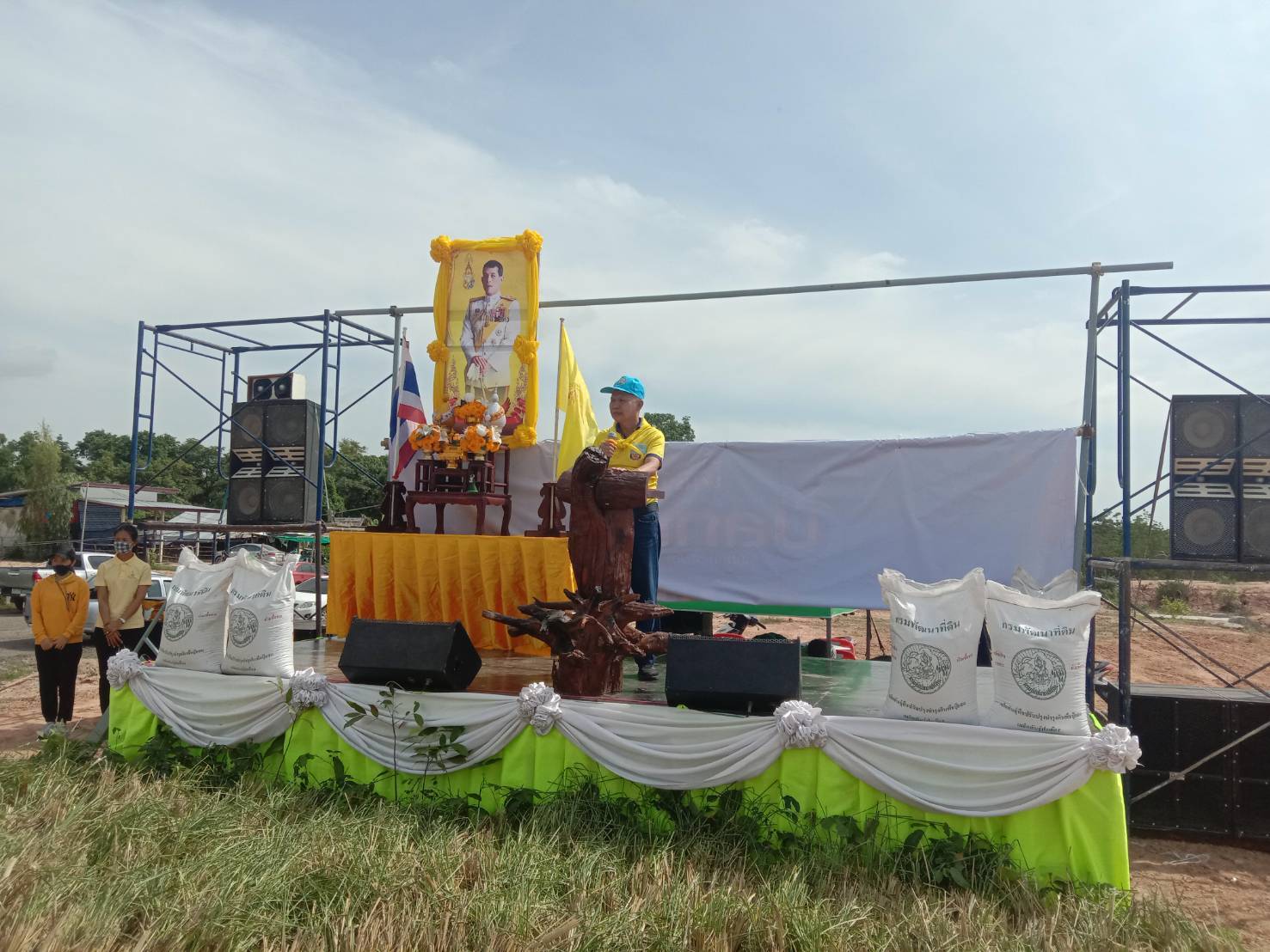 "ส.ส.สมบูรณ์ ซารัมย์" ร่วมงานโครงการปลูกหญ้าแฝกรักษาหน้าดิน ณ บ้านหินตั้ง ต.หนองแวง อ.บ้านใหม่ไชยพจน์ จ.บุรีรัมย์ พร้อมทั้งลงพื้นที่เยี่ยมเยียนชาวบ้านในพื้นที่ อ.นาโพธิ์