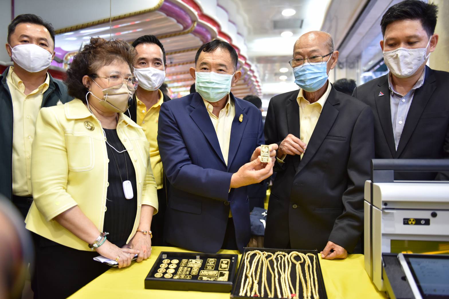 "รมช.วีรศักดิ์" นำทีม ลงพื้นที่ “เยาวราช” ตรวจเช็คความบริสุทธิ์ทองคำ หลังเจอกระแส “ทองคำปลอม” ระบาดทั้งทองคำแท่ง และ ทองรูปพรรณ “ย้ำ” อย่า “ตื่นตระหนก” แต่ต้อง “เช็คให้มั่นใจก่อนซื้อ-ขาย”