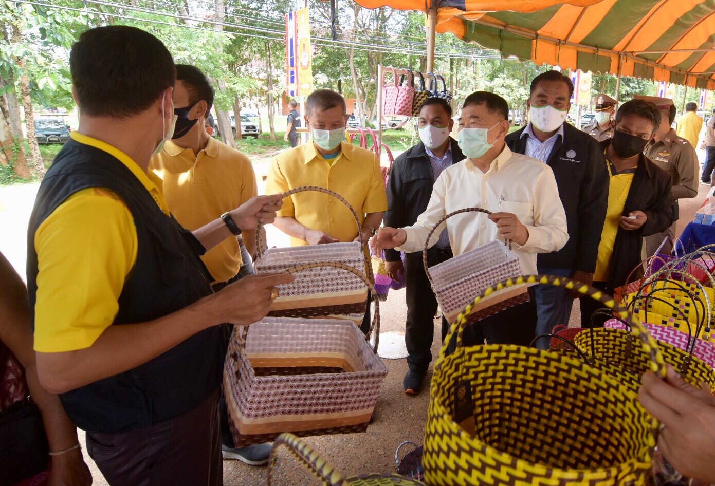 "วีรศักดิ์" รมช.พาณิชย์ ​ลุยฟื้น​เศรษฐกิจ​ท้องถิ่นหลังโควิด-19 นำร่องโคราช จัดกิจกรรม​จำหน่ายผลไม้-สินค้าชุมชนคึกคัก
