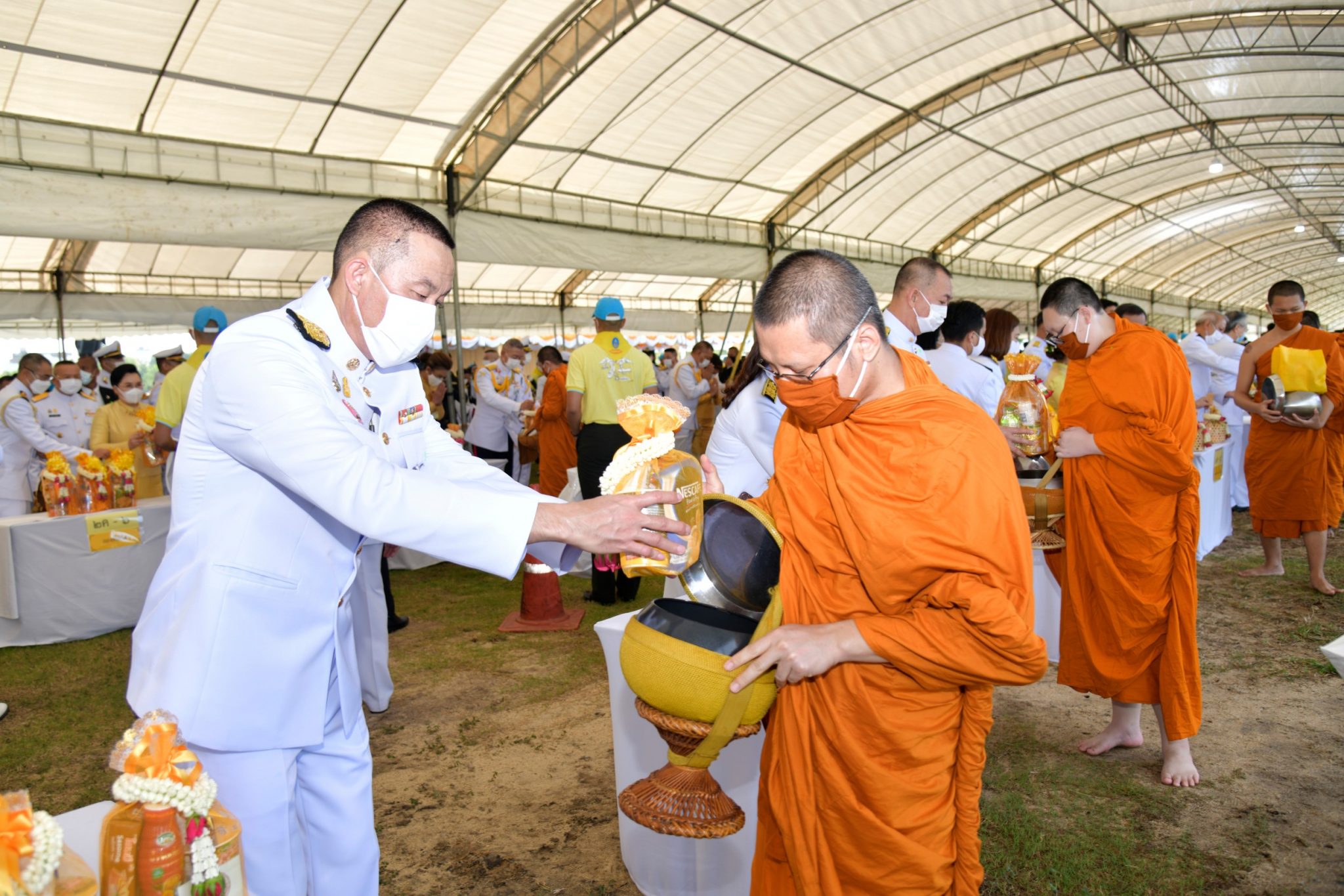 รมว.คมนาคม นำทีมคณะผู้บริหารกระทรวงคมนาคม ร่วมพิธีทำบุญตักบาตรถวายเป็นพระราชกุศลเนื่องในวันเฉลิมพระชนมพรรษา 'ในหลวง'