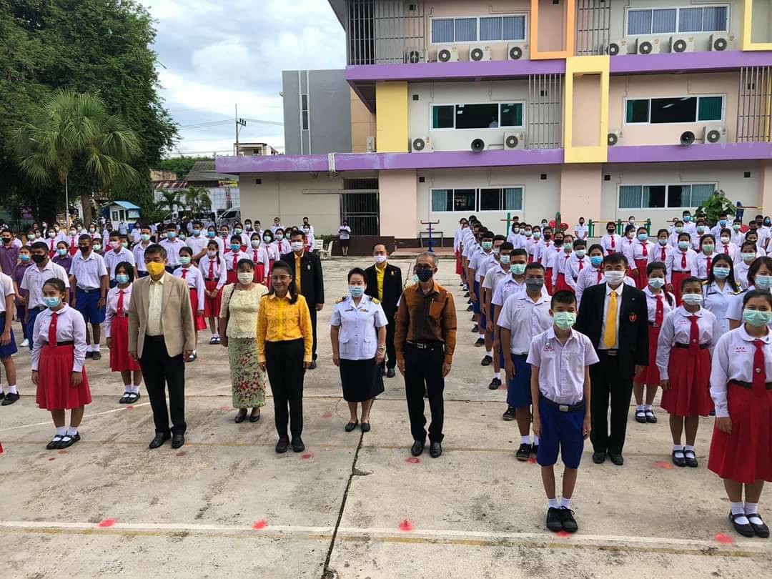 ครูพี่โอ๊ะ ร่วมกิจกรรมหน้าเสาธง โรงเรียนตรังคริสเตียนศึกษา