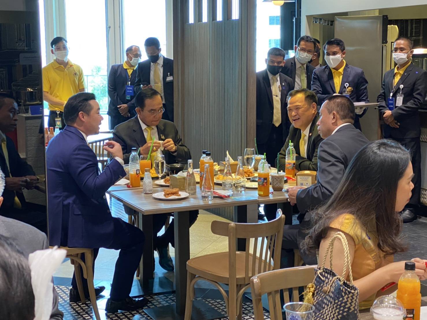 ชื่นมื่น !!  "นายกฯ ประยุทธ์" ร่วมรับประทานอาหารกับ "รองนายกฯ อนุทิน" หลังจากร่วมงานแถลงข่าวโครงการ "Thailand Smiles with You"