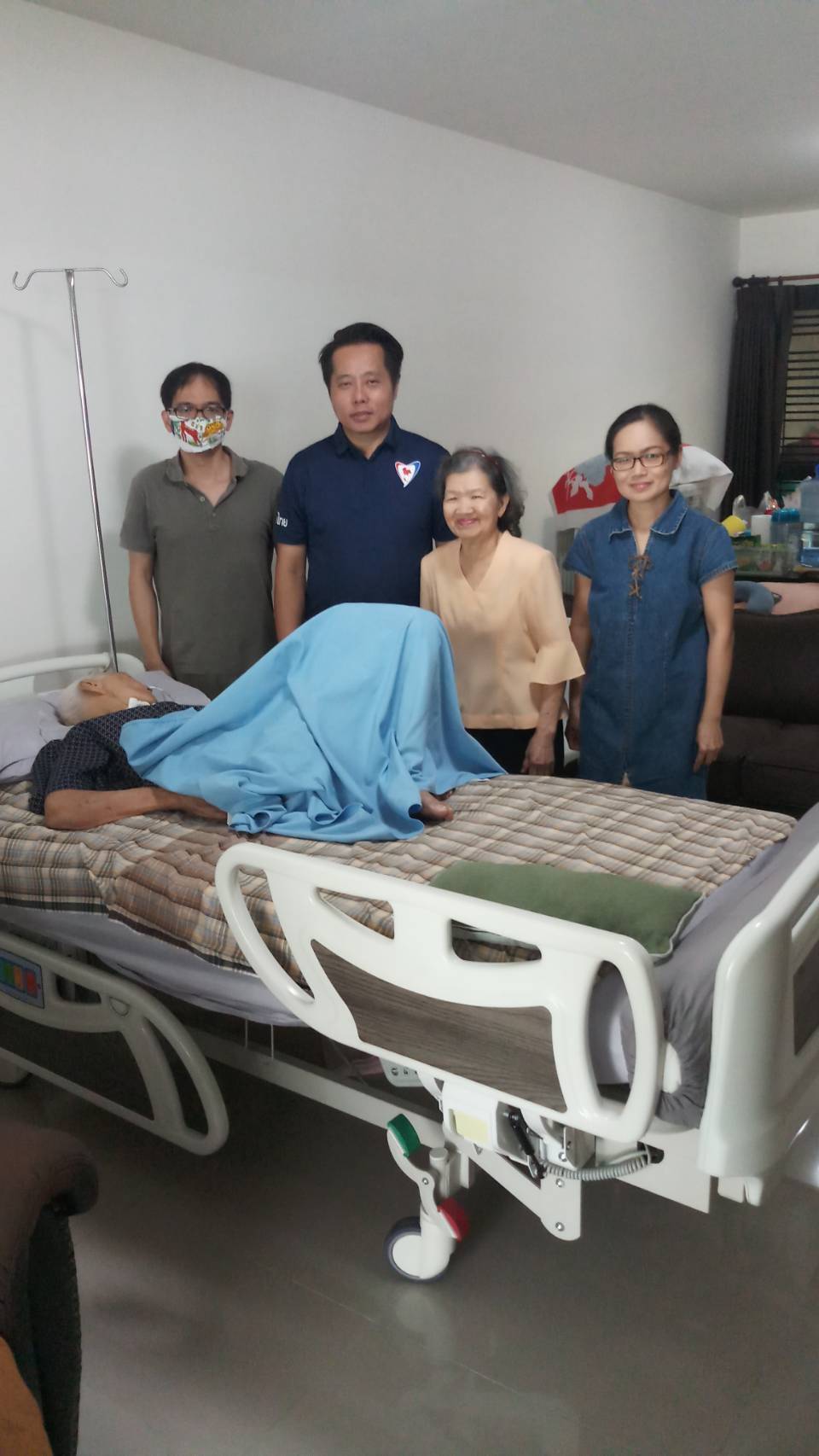 “ส.ส.โชติพิพัฒน์” ส่งมอบบาร์ฝึกหัดเดินให้ผู้ป่วยนอนติดเตียงทำกายภาพบำบัด