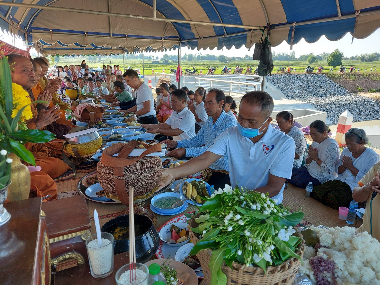 ‘ส.ส.สำลี’ ร่วมกับชุมชนทำบุญตักบาตร พร้อมร่วมรับประทานอาหารกับชาวบ้านตำบลโนนภิบาล ที่บ้านโนนศรี ต.โนนภิภาล อ.แกดำ จ.มหาสารคาม