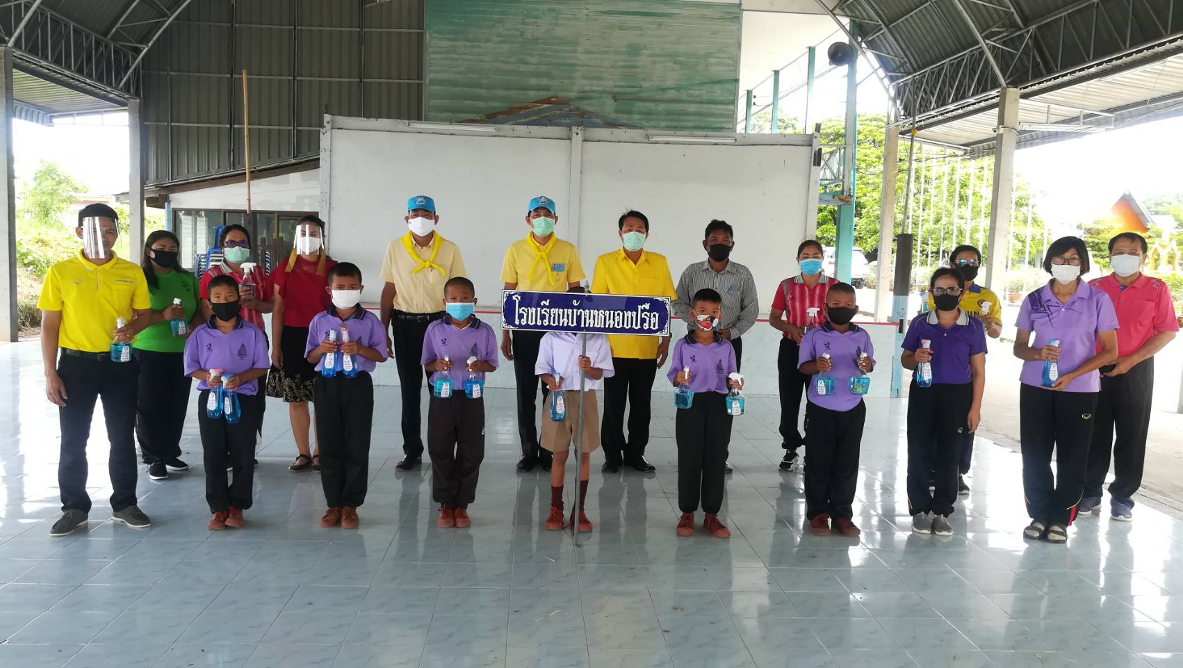 ‘ส.ส.วิสิทธิ์’ ห่วงใยเด็ก และเยาวชนช่วงเปิดเทอม ลงพื้นที่พร้อมทีมงานมอบแอลกอฮอล์ล้างมือ ให้กับโรงเรียนในพื้นที่ จ.นครราชสีมา