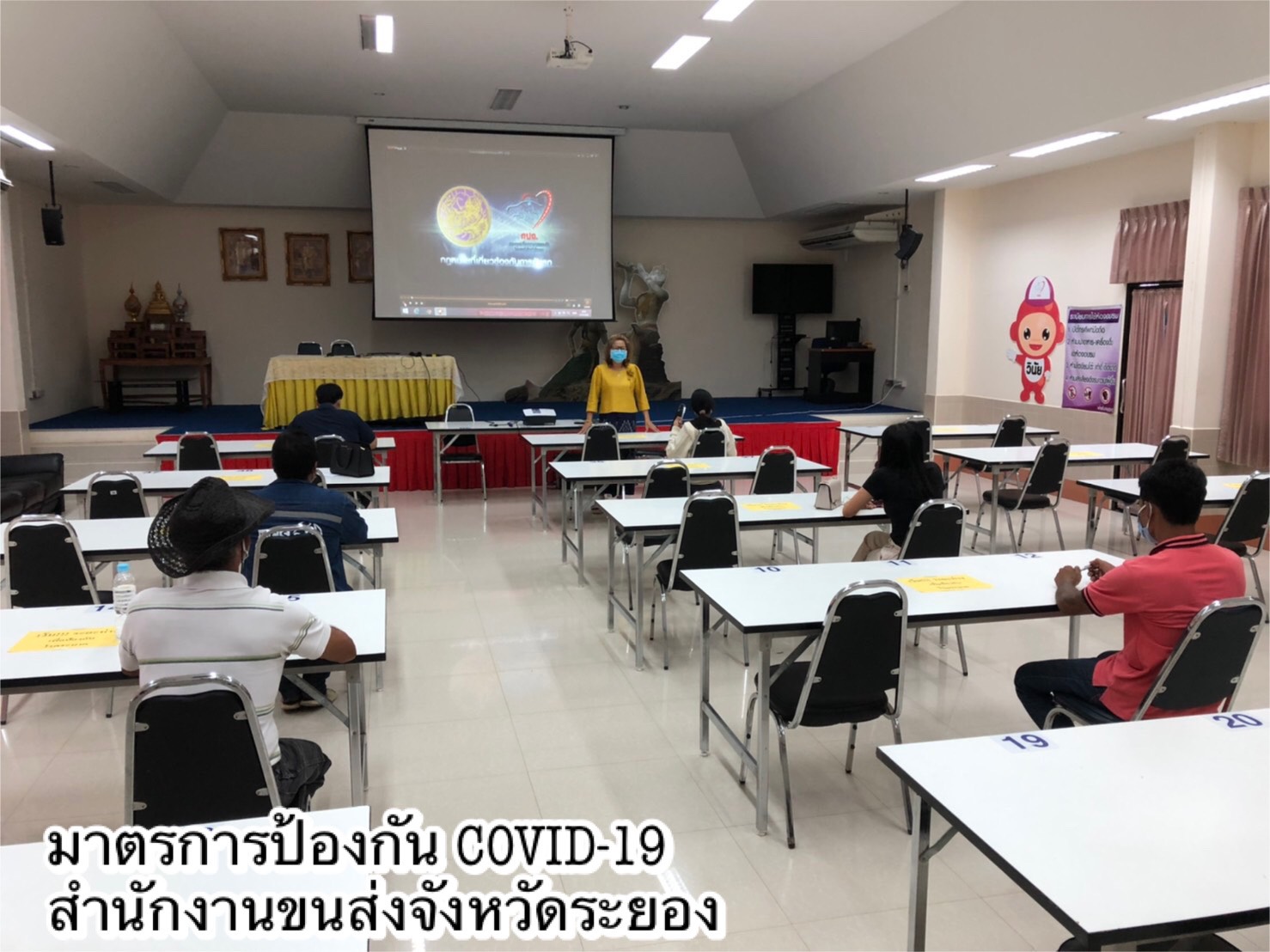 "กรมการขนส่งทางบก" ดำเนินมาตรการป้องกันโควิด-19 เข้มข้นต่อเนื่อง ตรวจคัดกรองผู้โดยสารก่อนเดินทาง แนะนำให้สวมหน้ากากผ้าหรือหน้ากากอนามัยตลอดการใช้บริการรถโดยสารสาธารณะ