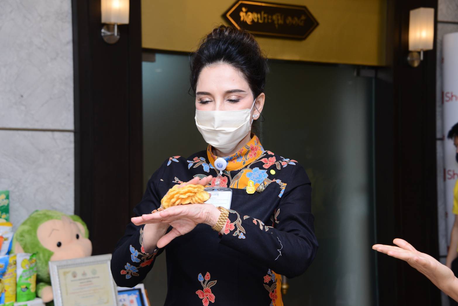 "รมช.มนัญญา" เยี่ยมชมบูธจัดงานแสดงสินค้า หลังจาก ก.เกษตรฯ MOU กับ บ.ช้อปปี้ ด้านการส่งเสริมพาณิชย์อิเล็กทรอนิกส์ จัดอบรมเกษตรกร ให้เป็นผู้จำหน่ายสินค้าเกษตรออนไลน์มืออาชีพประจำอำเภอ