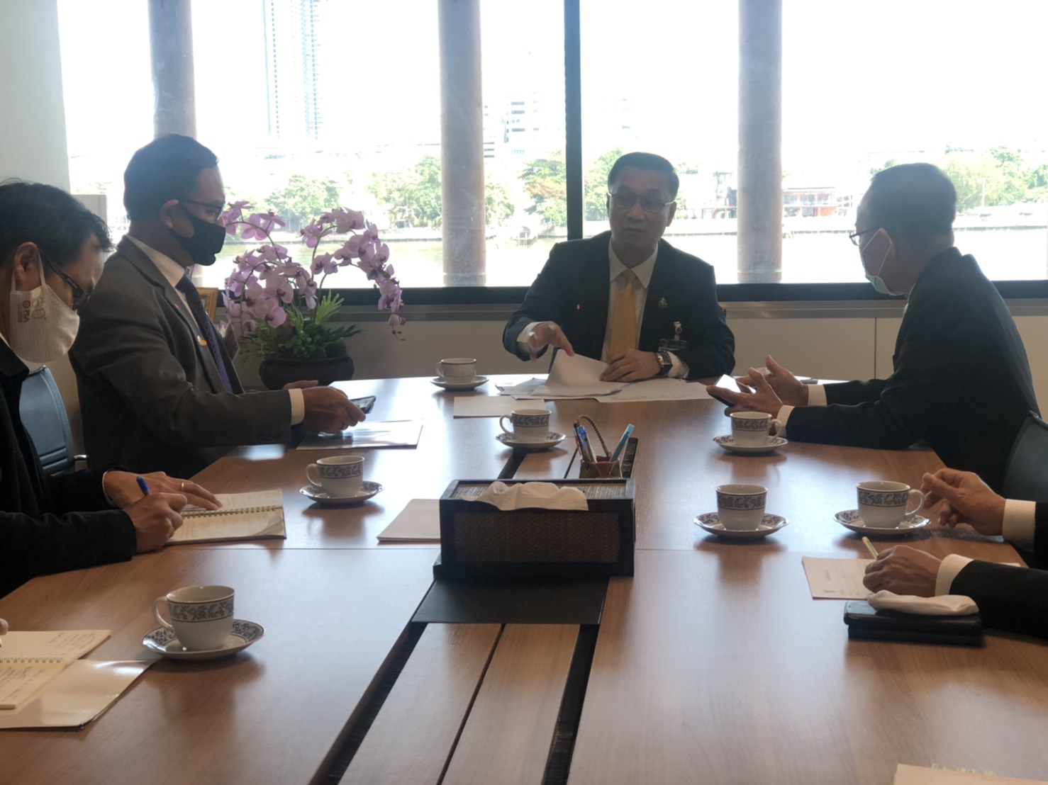 มท.3 "ทรงศักดิ์ ทองศรี" ประชุมสรุปข้อมูลเตรียมตอบชี้แจงกระทู้ถามแยกเฉพาะด้านถนนลาดยาง และการขยายเขตไฟฟ้าในพื้นที่จังหวัดสกลนคร