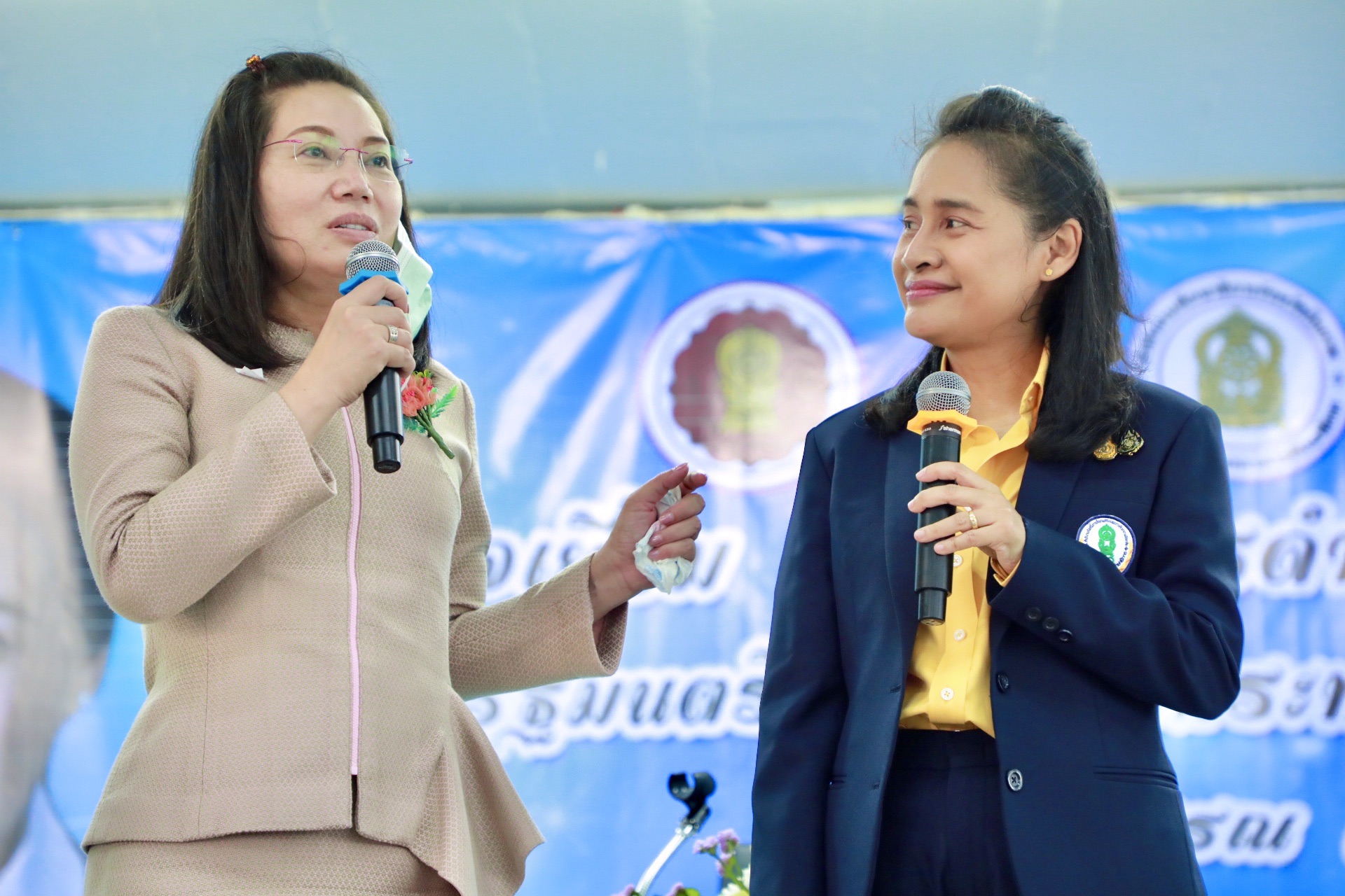 มาดามโอ๊ะ ดัน "พี่แว่นแก้ว" นั่งกลางใจคนบึงกาฬ ประกาศเดินหน้าโครงการซื้อน้ำยางสร้างแบริเออร์ทั่วไทย หวังยกระดับรายได้-ความเป็นอยู่เกษตรกร-พร้อมสร้างการเรียนรู้ตลอดชีวิตแก่คนทุกช่วงวัย