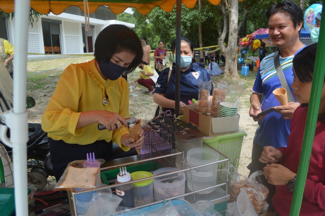 "ส.ส.ศรีนวล" ลงพื้นที่แจกไอศกรีมให้กับประชาชนที่มาร่วมคัดเลือกเกณฑ์ทหาร อ.แม่วาง จ.เชียงใหม่