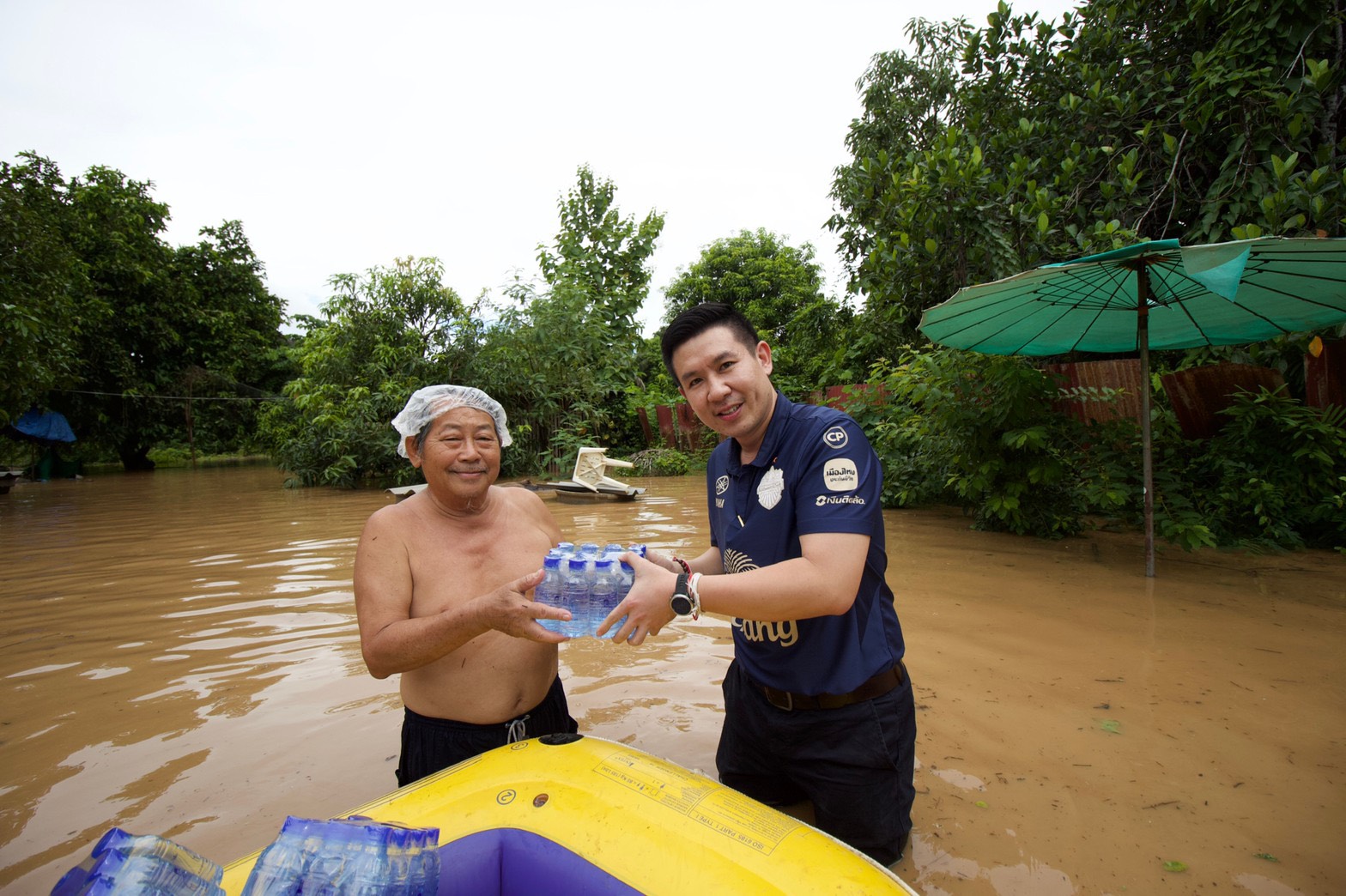 ‘ส.ส.เอกการ’ ห่วงใยประชาชน รุด! ลงพื้นที่ช่วยผู้ประสบภัยน้ำท่วม จ.แพร่