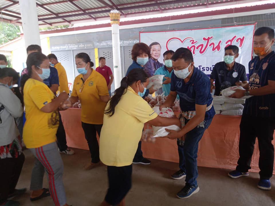 ‘ส.ส.รุ่งโรจน์’ ห่วงใยประชาชน ลงพื้นที่มอบข้าวสาร อาหารแห้งปันสูขปันรักพี่น้องตำบลถาวร