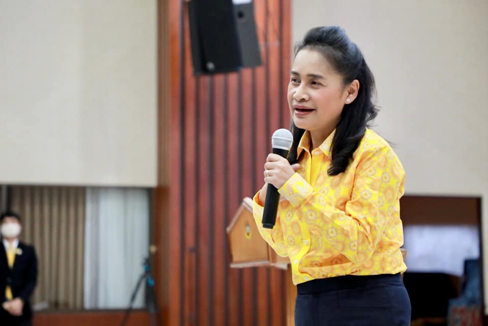 "ครูพี่โอ๊ะ กนกวรรณ" รมช.ศธ. แนะ นศ.ครูเพื่อพัฒนาท้องถิ่น ยึดหลัก 'พรหมวิหารสี่' นำทางอาชีพเรือจ้าง เป็นแบบอย่างที่ดี-ใช้ความเก่งสร้างทุนทางปัญญา-เสริมรากแก้วที่แข็งแรงให้ประเทศ