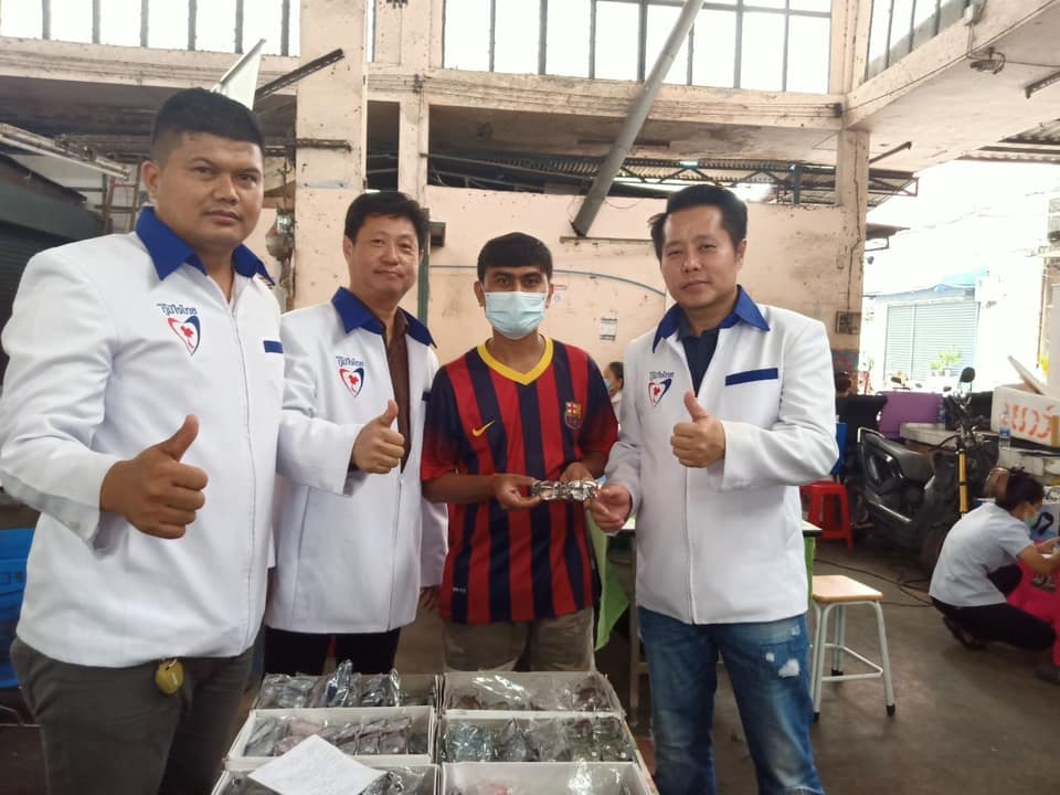 ‘ส.ส.โชติพิพัฒน์’ พร้อมทีมงานพรรคภูมิใจไทย ลงพื้นที่ออกหน่วยเคลื่อนที่บริการประชาชนในพื้นที่ตลาดโอ๋เอ๋ เขตจอมทอง กทม.