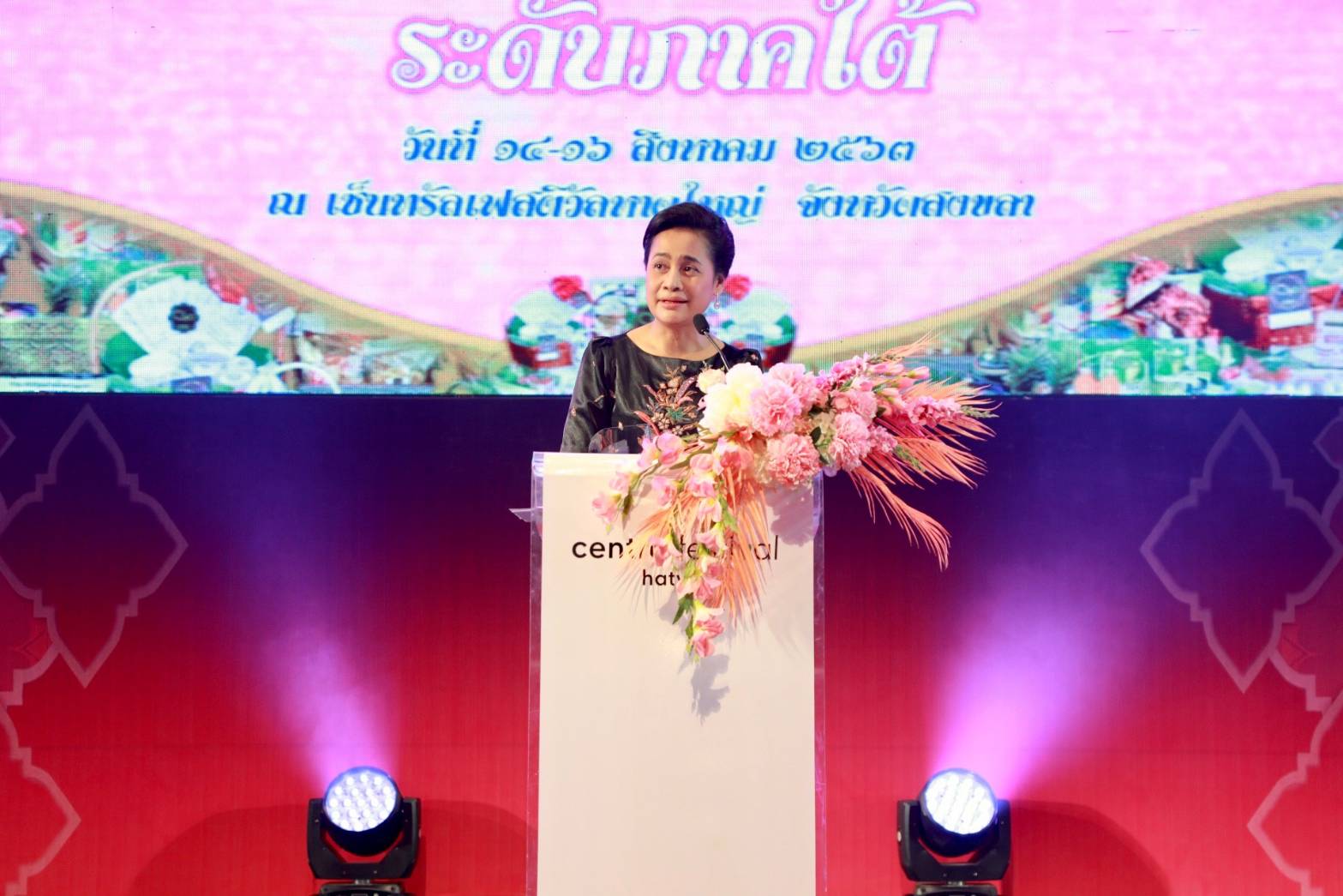 "รมช.กนกวรรณ" ให้เกียรติเดินโชว์ "ฟินาเล่" สุดว้าวในพิธีเปิดงานมหกรรมวิชาการ "ONIE Expo: Open House 2020" ชื่นชมชาว กศน. 14 จังหวัดปักษ์ใต้ นำผลิตภัณฑ์พื้นเมืองแสดงศักยภาพ พร้อมกระตุ้นเศรษฐกิจ สร้างความนิยมตามอัตลักษณ์ด้ามขวานไทย