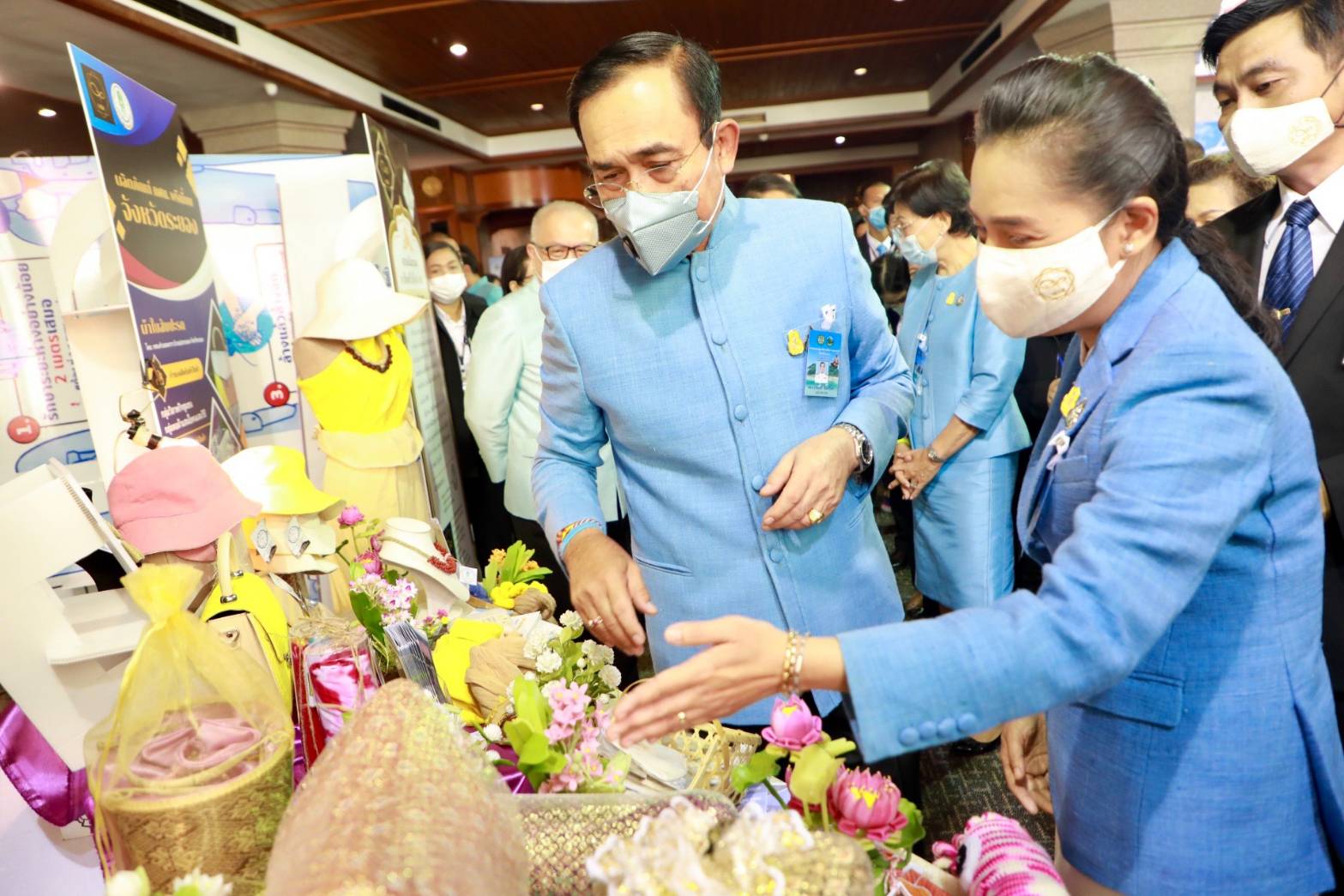 ครูโอ๊ะ โชว์ผลิตภัณฑ์ "ผ้าใยลักกะตา" ของดีพรีเมียม กศน.ปลวกแดง ก่อนประชุม ครม.สัญจร พร้อมเตรียมจดอนุสิทธิบัตรให้เป็นสมบัติของชาวระยอง