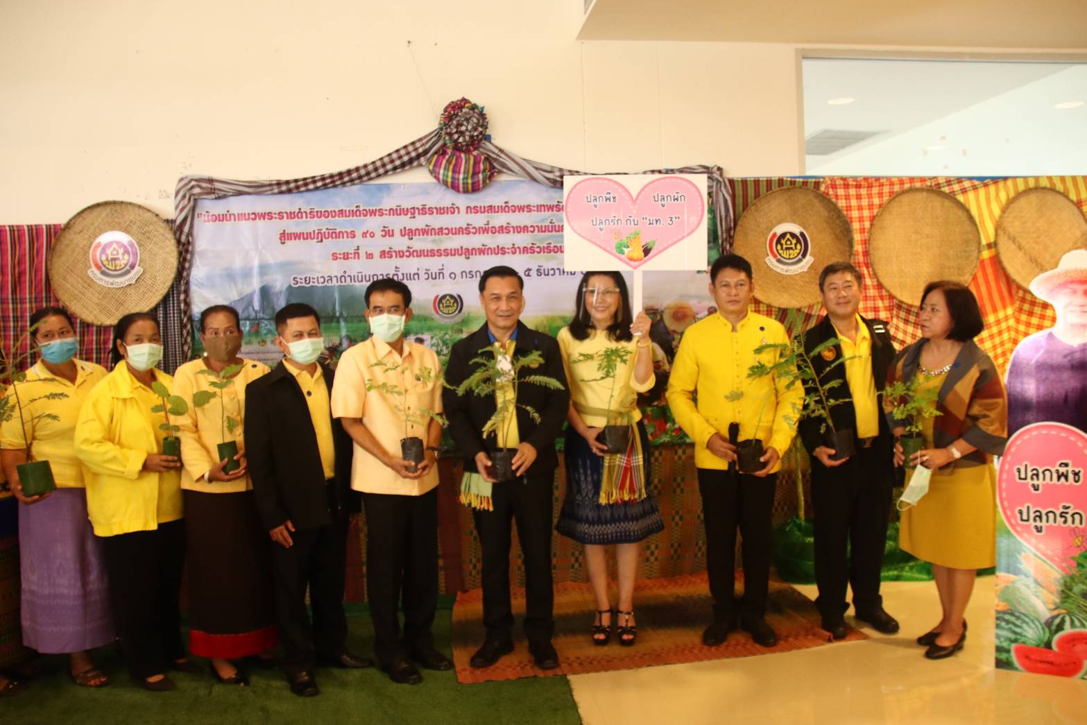 "ทรงศักดิ์" มท.3 สนับสนุนบทบาทสตรี หวังเพิ่มศักยภาพคณะกรรมการพัฒนาสตรีหมู่บ้าน (กพสม.) จังหวัดบึงกาฬ ในการเชื่อมแผนพัฒนาในระดับพื้นที่แบบบูรณาการ