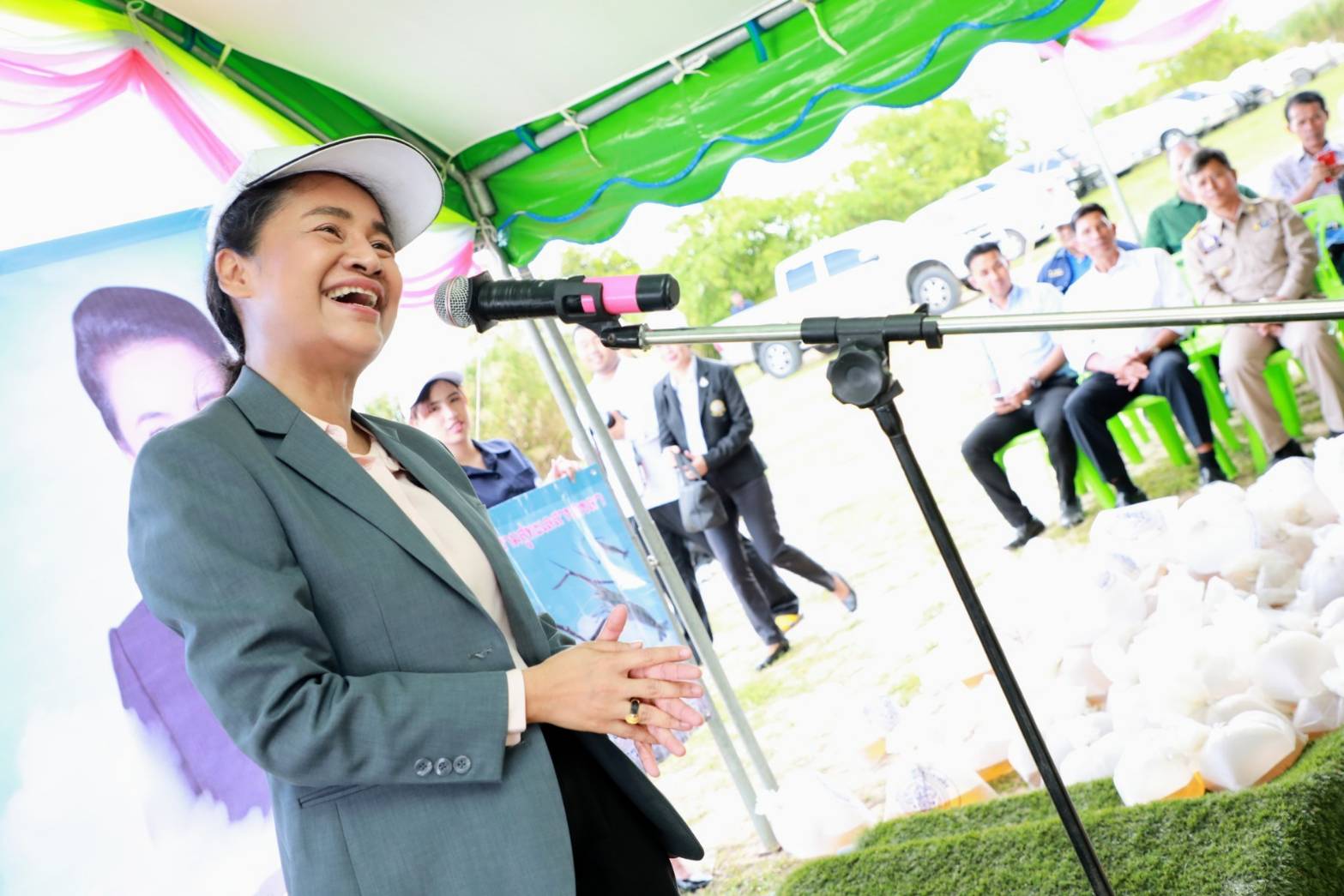 ทลายทุกข้อจำกัด ! "รมช.กนกวรรณ" ลั่น !! ชาวสงขลา เตรียมเฮ หลังประชาพิจารณาอีไอเอผ่านแล้ว เตรียมตอกเสาเข็มสร้างสะพานข้ามทะเลสาบสงขลา เชื่อมสัมพันธ์คนเกาะใหญ่-จองถนน