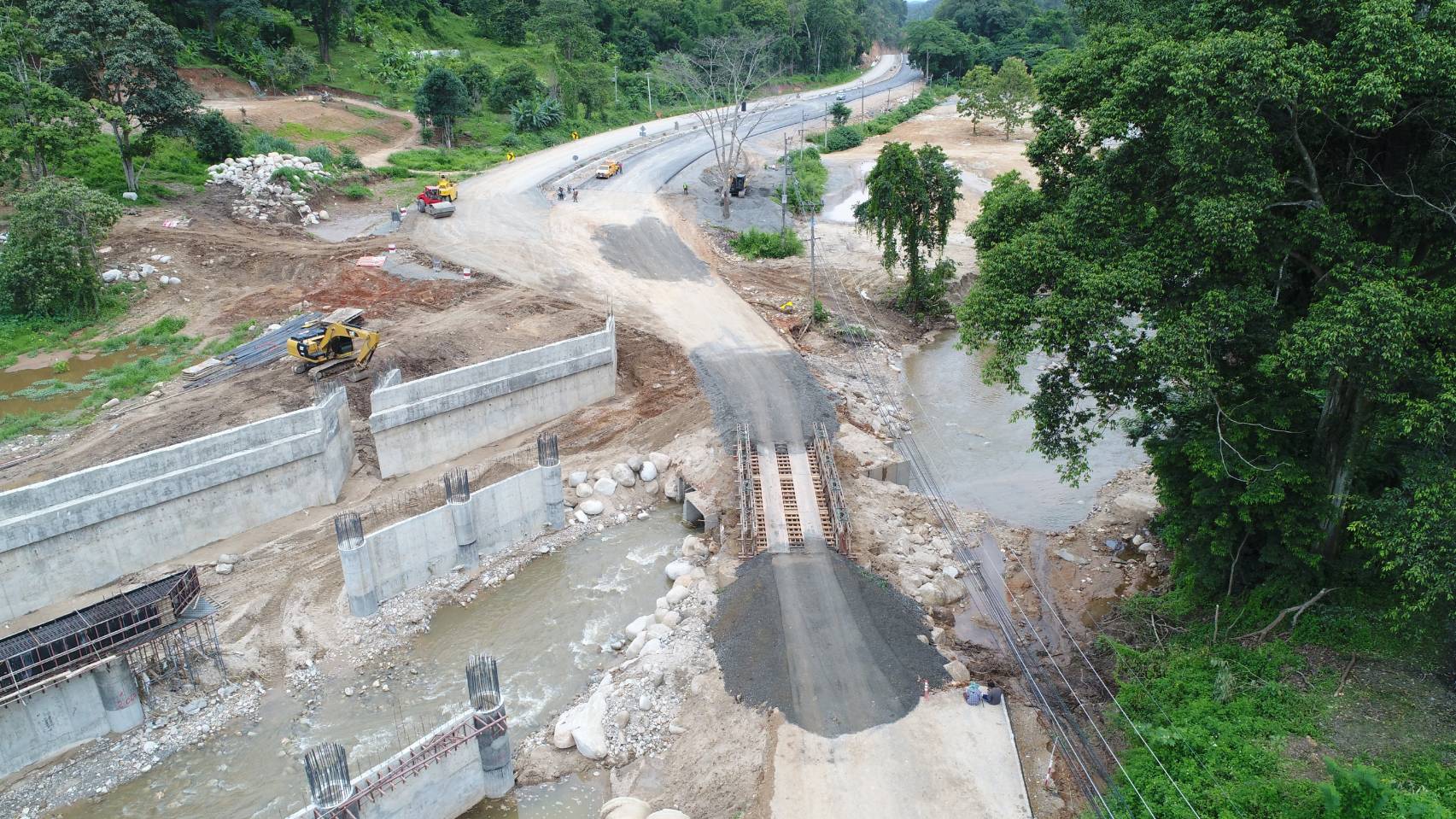 “ศักดิ์สยาม” สั่งกรมทางหลวง ดำเนินการแก้ไขทางเบี่ยงจุดก่อสร้างสะพานขาด จากเหตุฝนตกหนักน้ำป่าไหลทะลักแรง พร้อมเพิ่มมาตรการป้องกันทางหลวงหมายเลข 118 สายเชียงใหม่-เชียงราย ไม่ให้เกิดปัญหาซ้ำ