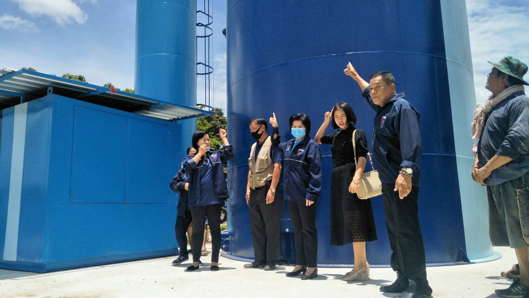 'ส.ส.ศรีนวล' ลงพื้นที่เยี่ยมงานก่อสร้างถนน และโครงการประปา