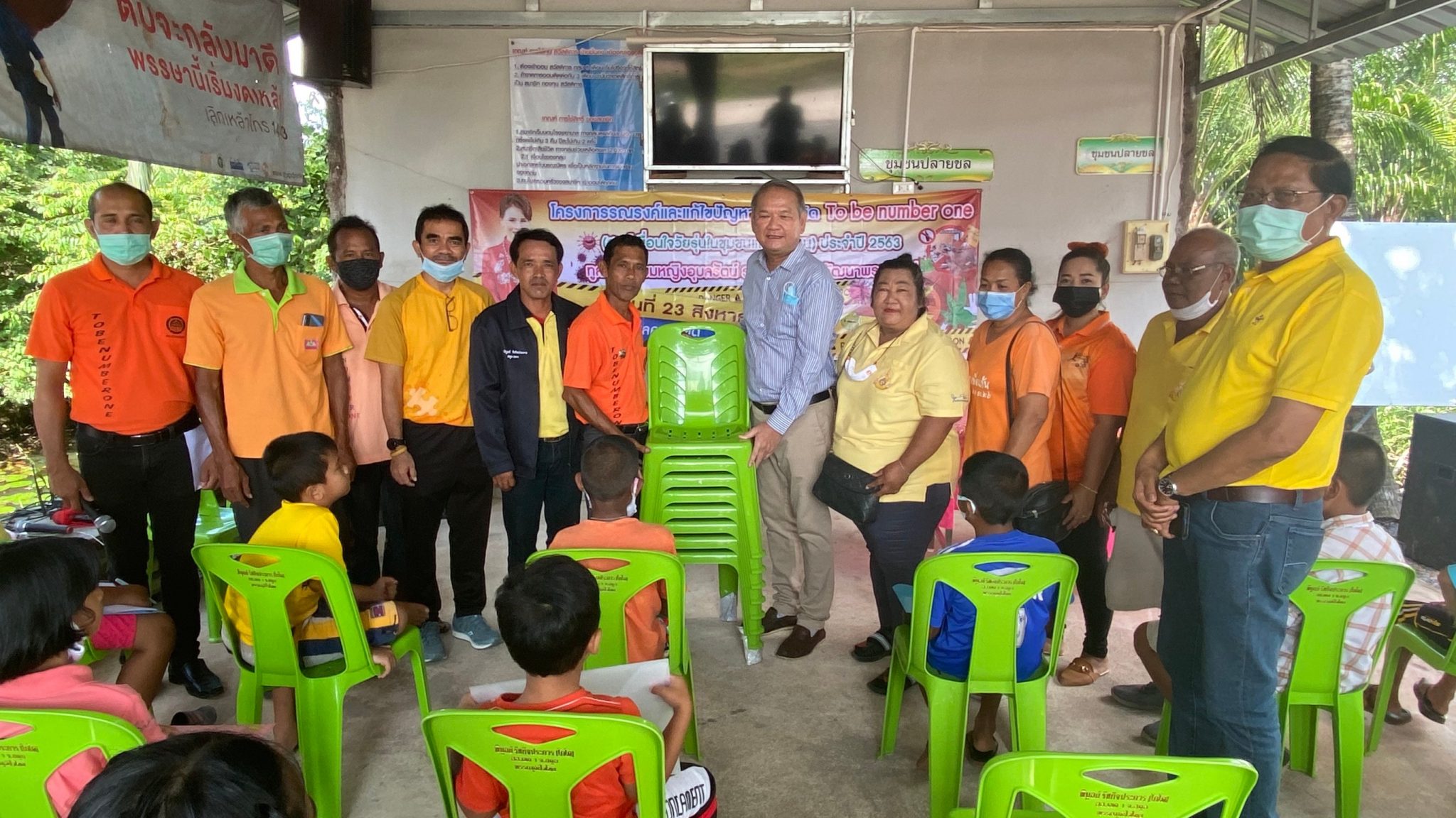 'ส.ส.พิบูลย์' มอบเก้าอี้ให้ศูนย์เด็กเล็ก ณ บ้านปลายชล ม.4 ต.คลองขุด อ.เมือง จ.สตูล
