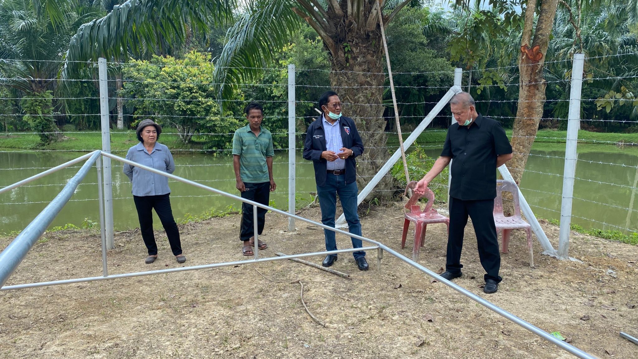 'ส.ส.พิบูลย์' ลงพื้นที่ตรวจเยี่ยมโรงเรือนสำหรับปลูกกัญชาและกรรมวิธีการผลิตโกปี้บ้านโตน ณ บ้านโตน อ.ควนกาหลง จ.สตูล