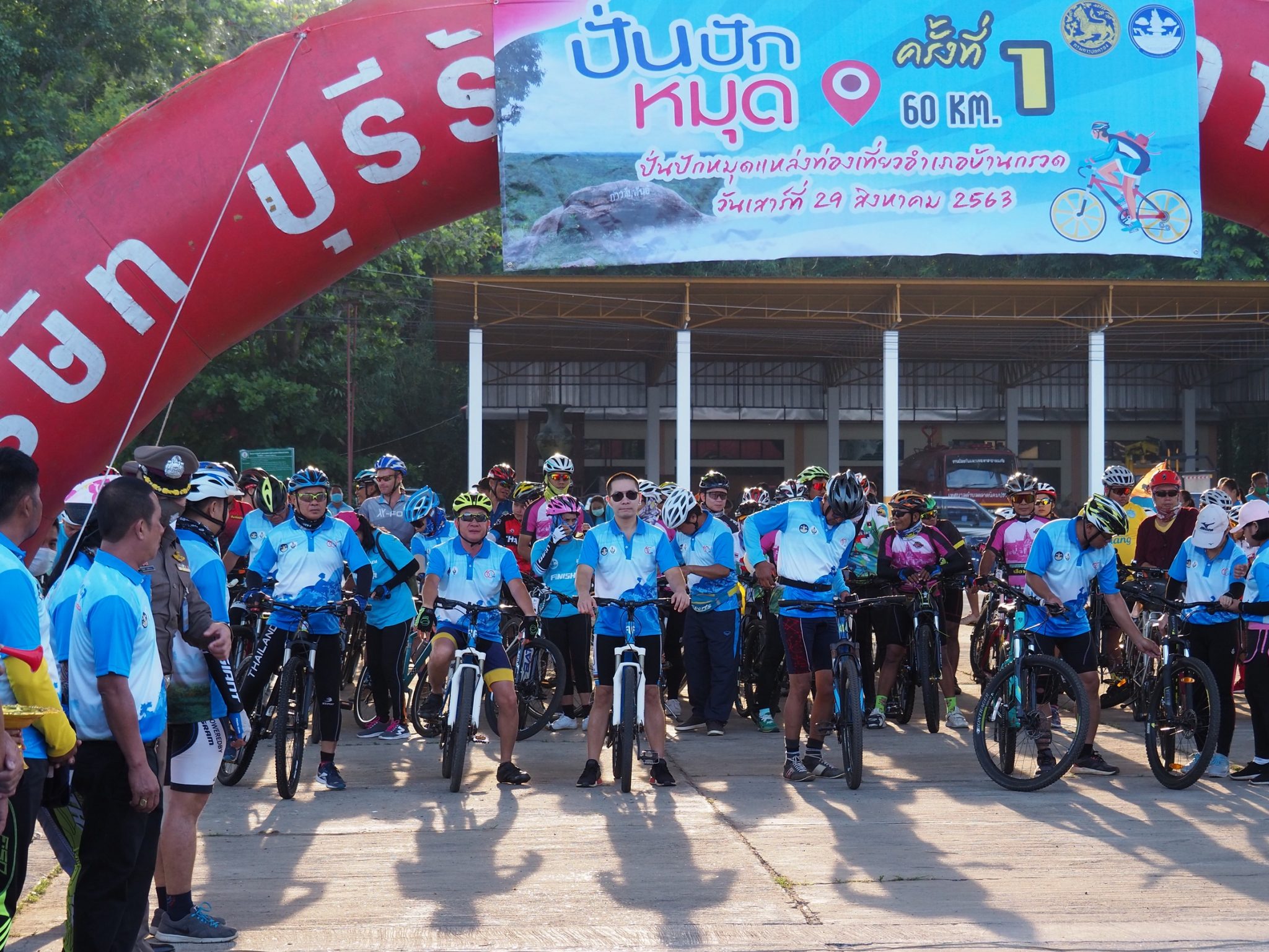 ส.ส.รุ่งโรจน์-ส.ส.จักรกฤษณ์ ทองศรี และผู้นำชุมชนร่วมเป็นเกียรติในโครงการปั่นปักหมุดอำเภอบ้านกรวด จ.บุรีรัมย์