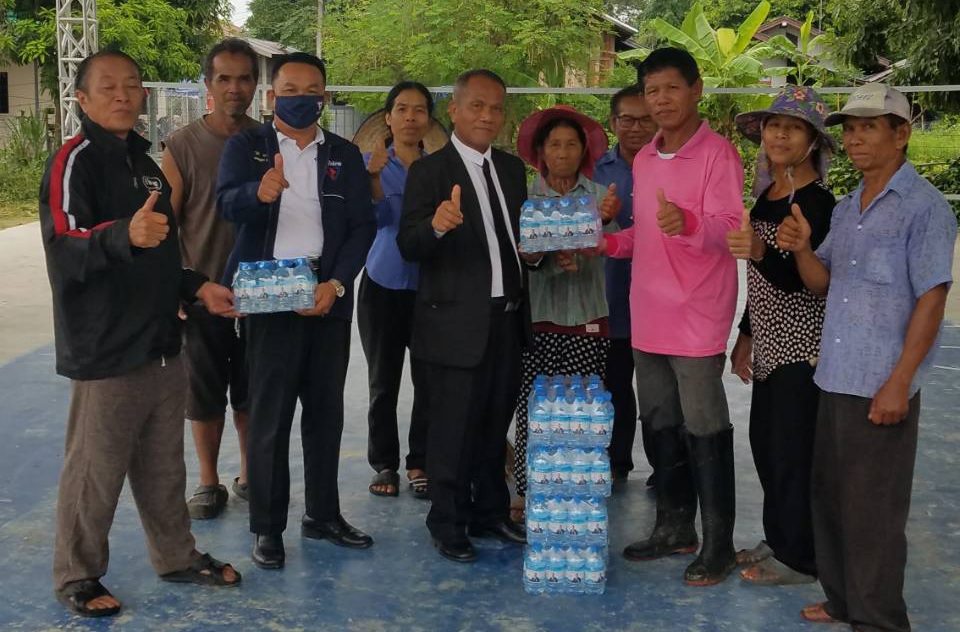 'ส.ส.สำลี'ห่วงใยประชาชน ลงพื้นที่พร้อมทีมงานนำนํ้าดื่มและปัจจัยช่วยเหลือเพื่อพัฒนาหมู่บ้านหนองคูศรีวิไลย์ ต.หนองปลิง อ.เมือง จ.มหาสารคาม