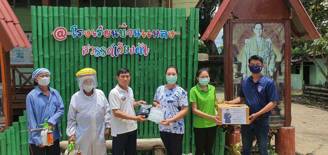 "ส.ส.กฤติเดช" มอบหมายทีมงาน ลงพื้นที่ดูแลนักเรียนต่อเนื่อง พร้อมมอบอุปกรณ์ป้องกันโรคไข้เลือดออก และมอบอุปกรณ์ป้องกันเชื้อโรคโควิด-19