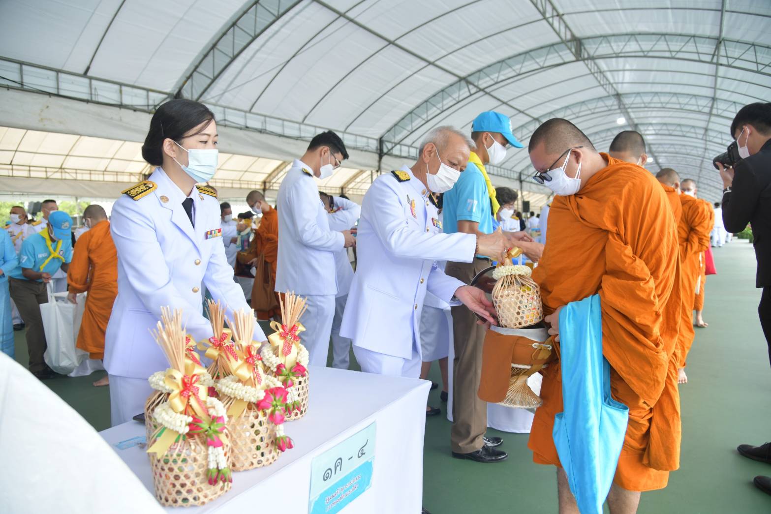 รมว.พิพัฒน์ พร้อมด้วยคณะผู้บริหารฯ ทำบุญตักบาตร ลงนามถวายพระพร เนื่องในโอกาสวันเฉลิมพระชนมพรรษา 12 สิงหาคม 2563