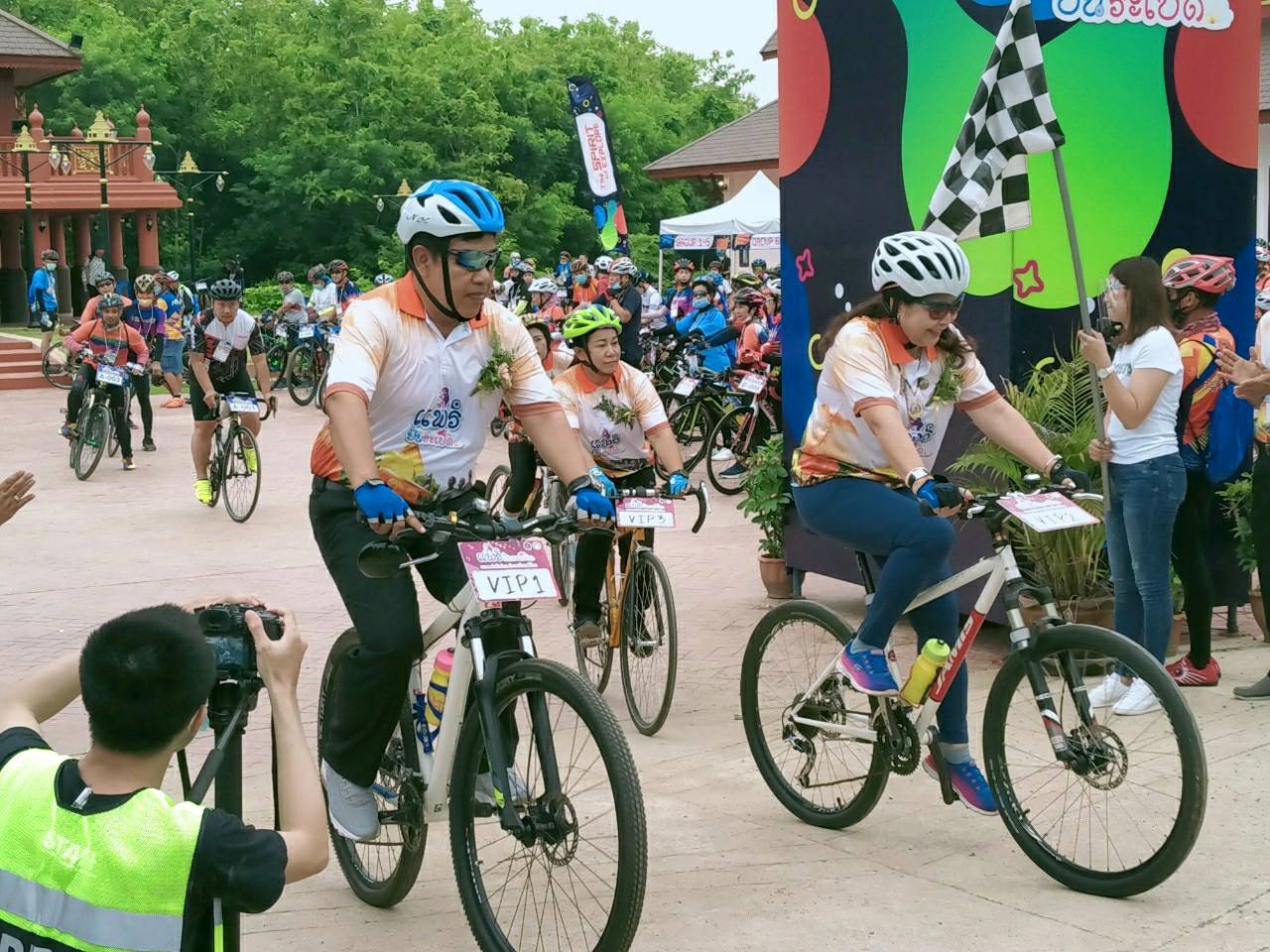 ‘ดร.นาที’ จับมือ ‘ส.ส.กฤติเดช’ เปิดการแข่งขันปั่นจักรยาน "แพร่ปั่นระเบิด ยลหอคำวัดต้าม่อน ย้อนอดีตเสรีไทย"เพื่อส่งเสริมการท่องเที่ยวชุมชนอย่างยั่งยืน