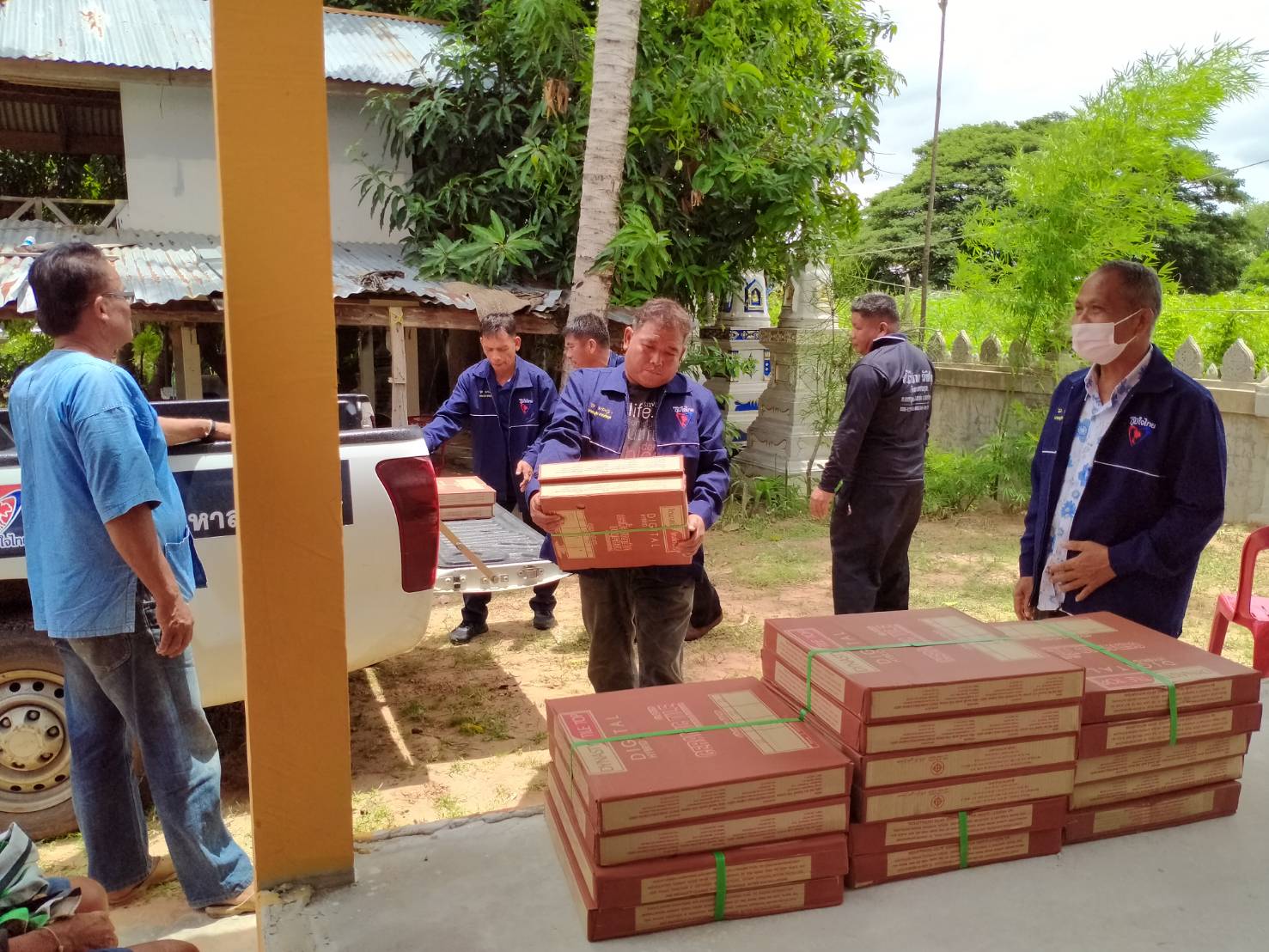 "ส.ส.สำลี" พร้อมทีมงาน นำกระเบื้องปูพื้น และมอบปัจจัยเพื่อซื้ออุปกรณ์ก่อสร้างทำบันไดทางขึ้นวัดบ้านหนองจันทา-บ้านน้ำเที่ยง ต.หนองกุง อ.แกดำ จ.มหาสารคาม