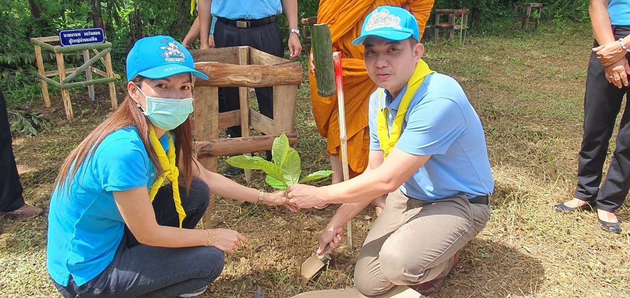 ‘ส.ส.กฤติเดช’ ร่วมกิจกรรมกับชุมชน ปลูกป่าในพื้นที่ป่าสงวน พร้อมมอบถุงยังชีพให้กับประชาชนและผู้ป่วยติดเตียงพร้อมกับกิ่งกาชาด ณ บ้านแม่หีด