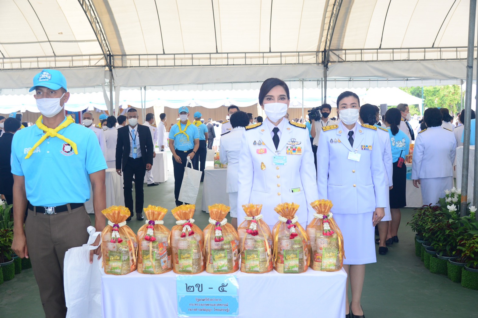 รมช.มนัญญา ทำบุญตักบาตร ลงนามถวายพระพร เนื่องในโอกาสวันเฉลิมพระชนมพรรษาสมเด็จพระนางเจ้าสิริกิติ์ พระบรมราชินีนาถ พระบรมราชชนนีพันปีหลวง 12 สิงหาคม 2563