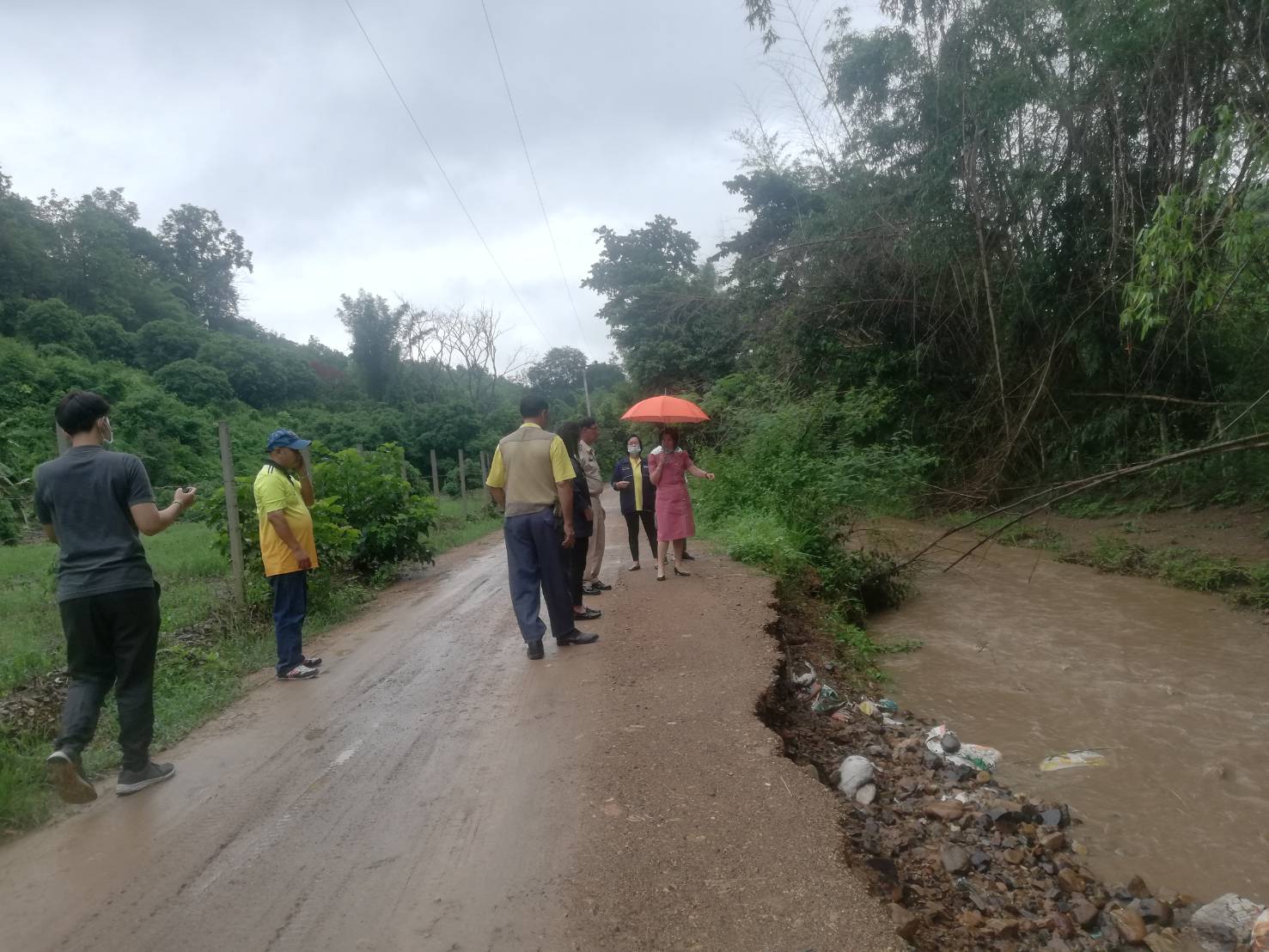 "ส.ส.ศรีนวล" ลงพื้นที่ตรวจดูสภาพพื้นที่ ที่โดนน้ำเซาะจนตลิ่งพัง บ้านสันปูเลย ต.ดอนเปา อ.แม่วาง จ.เชียงใหม่ หวั่น ! กระทบบ้านเรือนราษฎรเสียหาย