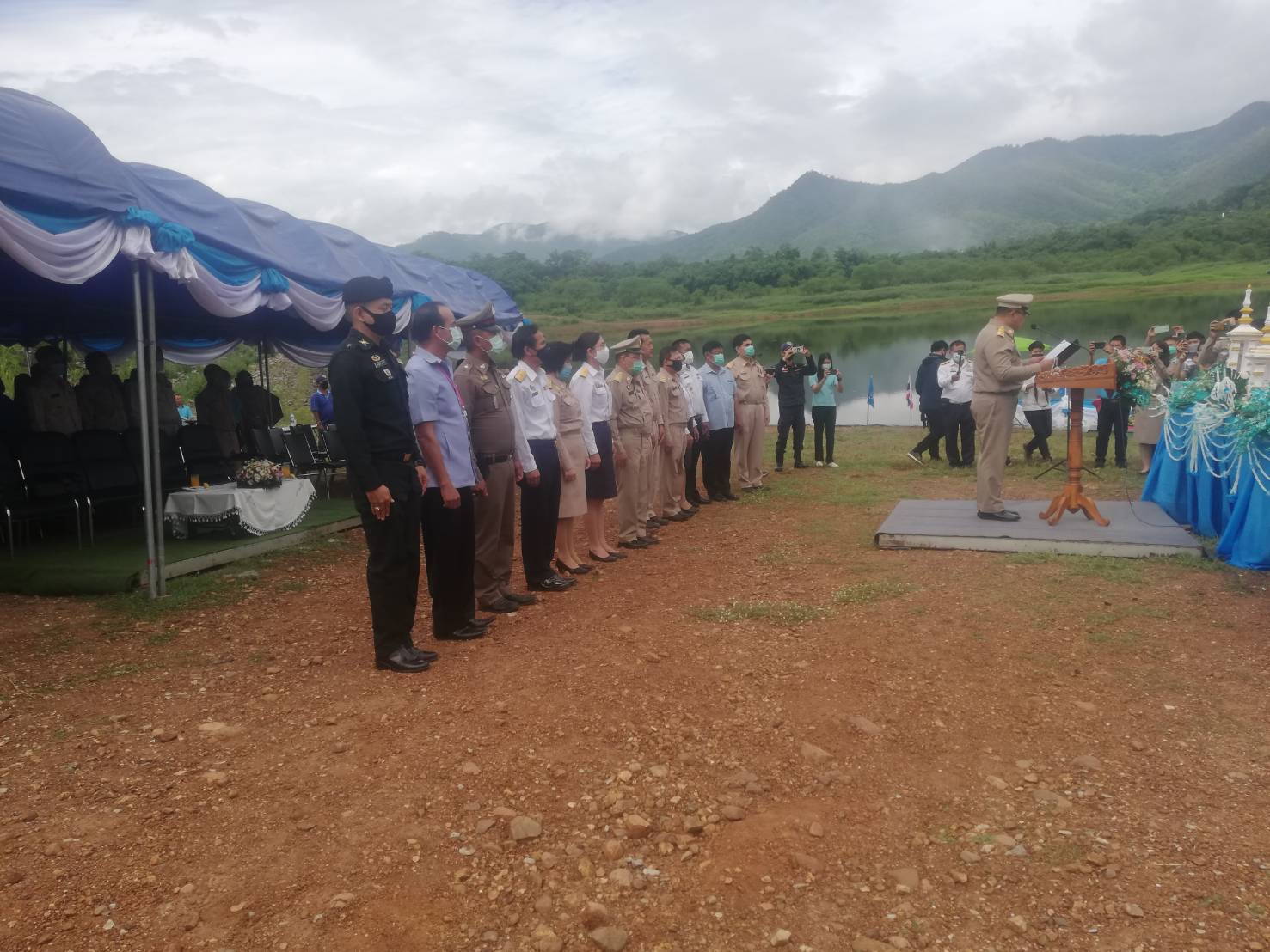 "ส.ส.ศรีนวล" ร่วมปล่อยปลาสู่อ่างน้ำธรรมชาติ พร้อมกับ ผวจ.เชียงใหม่ และภาคส่วนราชการ พร้อมทั้งช่วยเหลือประชาชนกวาดใบไม้ต้นไม้ที่ขวางถนน เพื่อให้ปชช.สัญจรไปมาได้สะดวก