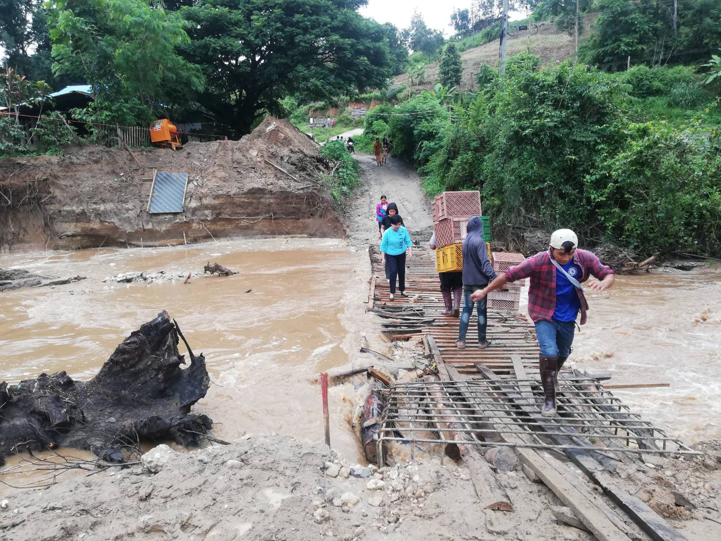 "ส.ส.ศรีนวล" ร่วมประชุม อสม. และ ลงพื้นที่ตรวจเยี่ยมชาวบ้านที่ได้รับความเดือดร้อนจากอุทกภัย ทำให้สะพานขาด จนรถไม่สามารถสัญจรได้ ที่บ้านทุ่งหลวง ต.แม่วิน อ.แม่วาง จ.เชียงใหม่