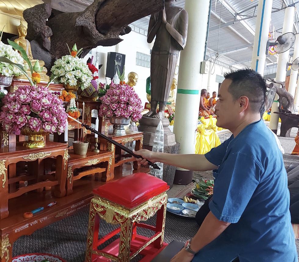 ‘ส.ส.อาสพลธ์’ ร่วมงานบุญมหาสังฆทาน  พร้อมเป็นประธานจุดธูปเทียน ณ  วัดบ้านอ้อ  ต.เมืองหลวง  อ.ห้วยทับทัน จ.ศรีสะเกษ