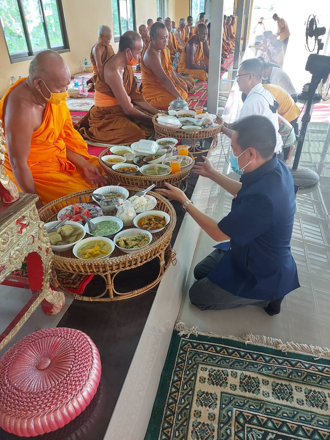 ‘ส.ส.อาสพลธ์’ร่วมกับชาวบ้านทำบุญถวายมหาสังฆทาน|ณ วัดกล้วยกว้าง  ต.กล้วยกว้าง  อ.ห้วยทับทัน  จ. ศรีสะเกษ