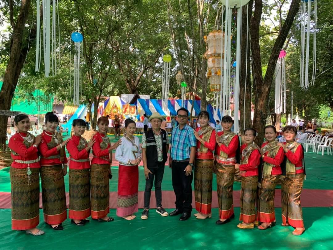 ‘ดร.สฤษดิ์’ ร่วมกิจกรรมกับชุมชนในพิธีปุพเปตพลี สืบสานประเพณีกวนกระยาสารทพร้อมร่วมมอบเกียรติบัตรให้กับเด็กๆ ในโครงการค่ายเยาวชนลาดตะเคียน  จ. ปราจีนบุรี