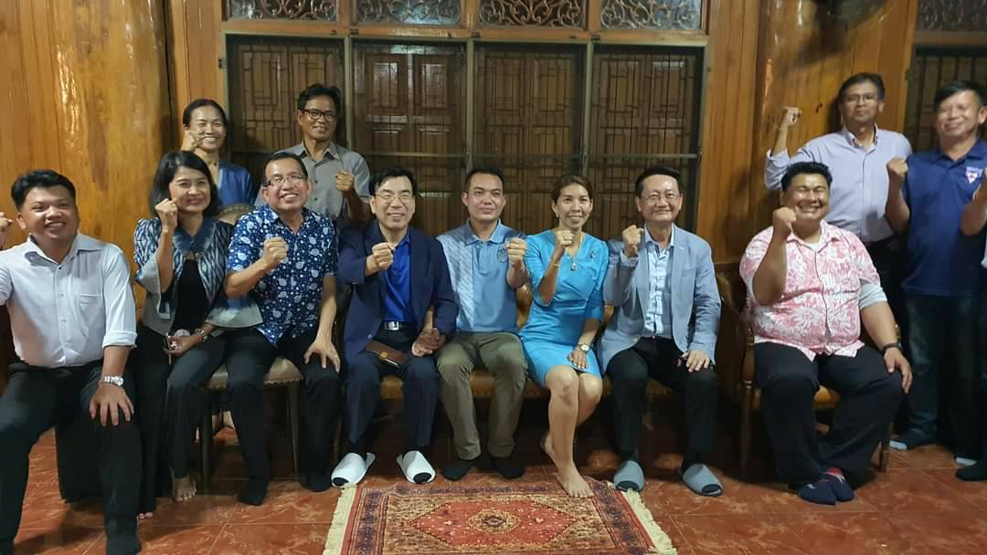 ‘ส.ส.กฤติเดช’ถกหารือ ! สหพันธ์สันติภาพฯ และมูลนิธิสหพันธ์ครอบครัวฯ เพื่อหาแนวทางขับเคลื่อนสร้างสุขแห่งครอบครัวและความสมัครสมานสามัคคีในพื้นที่ชุมชน จังหวัดแพร่