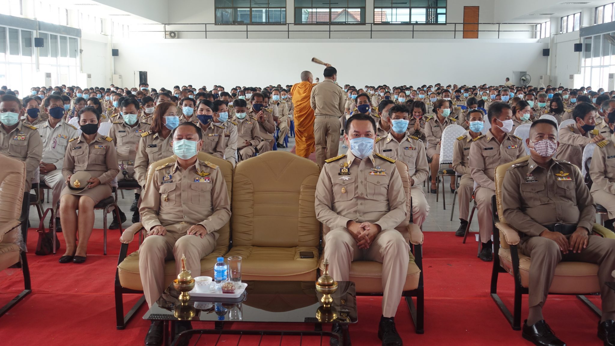 ‘ส.ส.อาสพลธ์’ ร่วมพิธีเนื่องในวันกำนัน ผู้ใหญ่บ้าน ประจำปี 2563 ณ หอประชุมอำเภออุทุมพรพิสัย โดยมีผู้นำชุมชนและประชาชนให้การต้อนรับเป็นอย่างดี