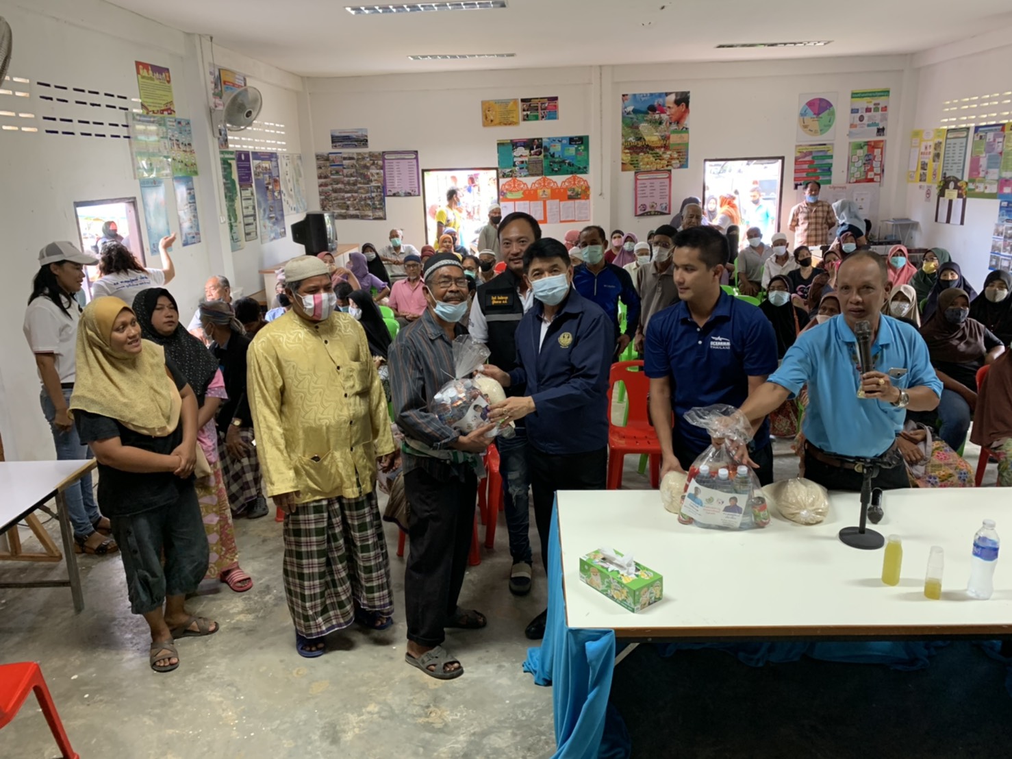 “ดร.สฤษฏ์พงษ์” ห่วงใยประชาชน รุดหน้าลงพื้นที่มอบถุงยังชีพให้กับพี่น้องประชาชนเพื่อบรรเทาความเดือดร้อน